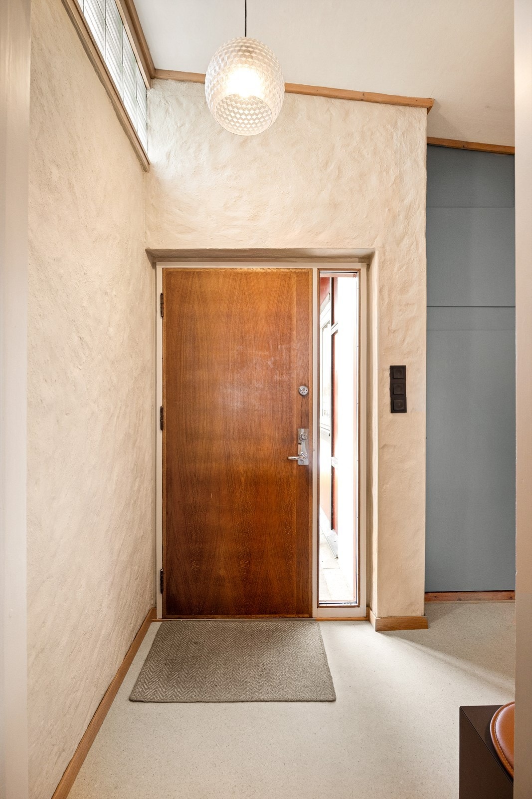 Inngangspartiet er romslig og bevart i sin opprinnelige stil med hvitmalt mur. Galleribilde
