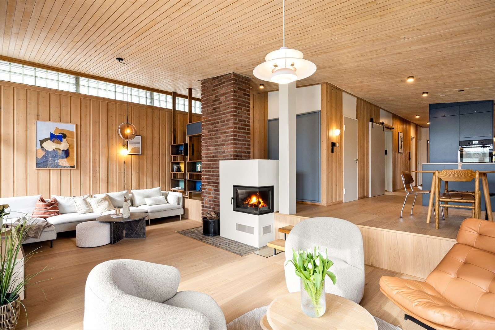 Peisen ble pusset opp i 2024. Det ble satt inn ny innsats i det originale designet med rette linjer, som er tidstypisk for designepoken. Galleribilde