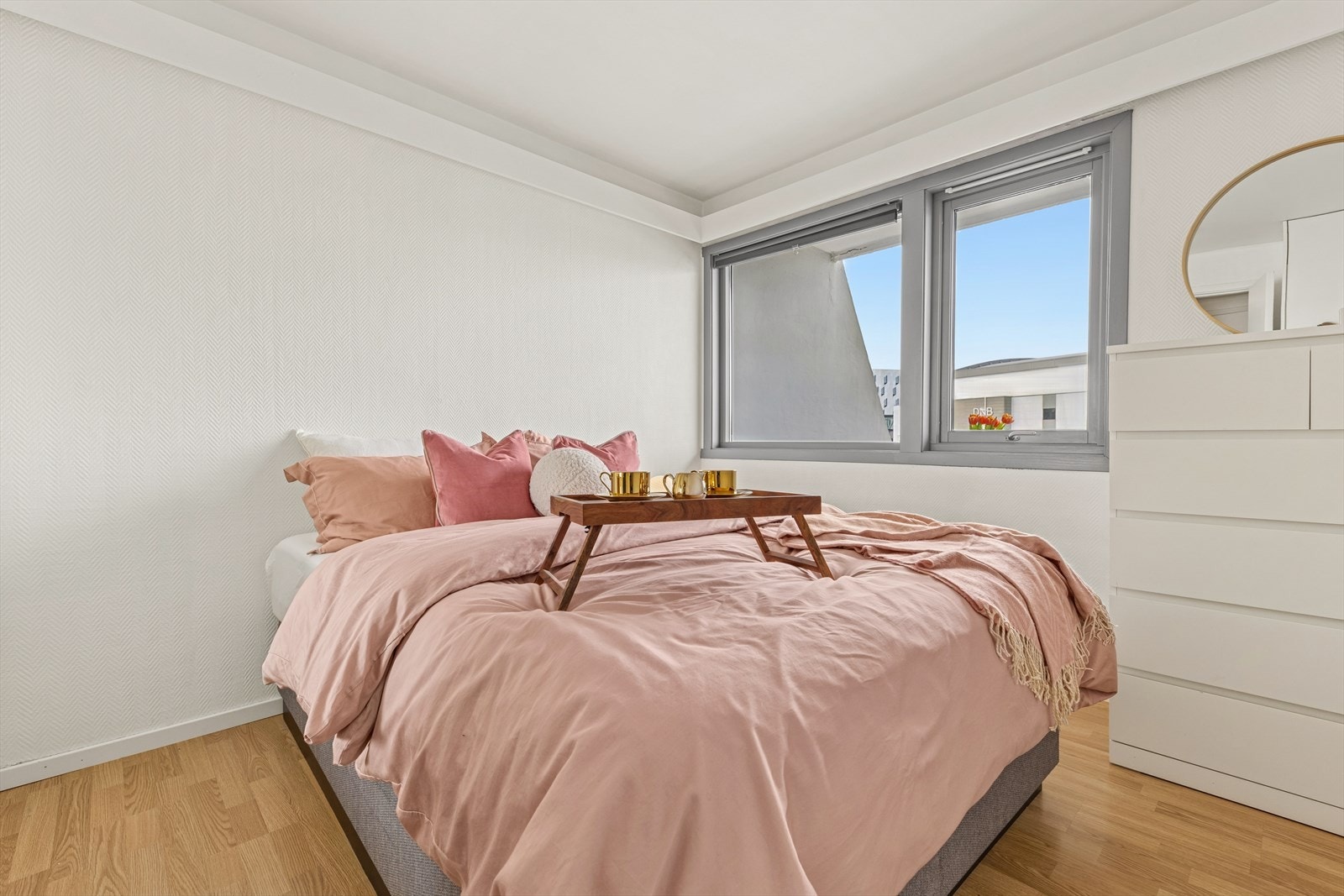 Soverommet er av god størrelse med plass til dobbeltseng og garderobeskap. Galleribilde