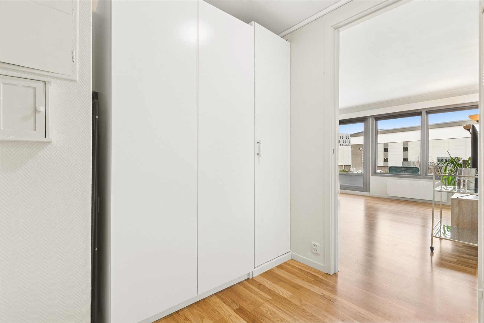 Her har du gode muligheter for å henge fra deg yttertøy uten at det føles trangt. Galleribilde