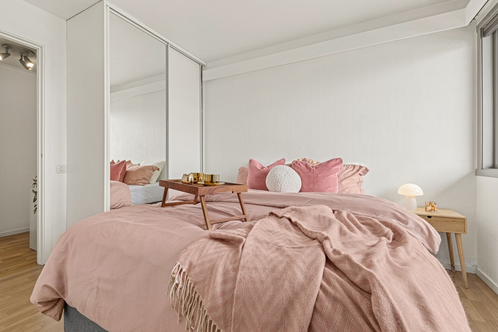 Praktisk skyvedørsgardeobe. Galleribilde