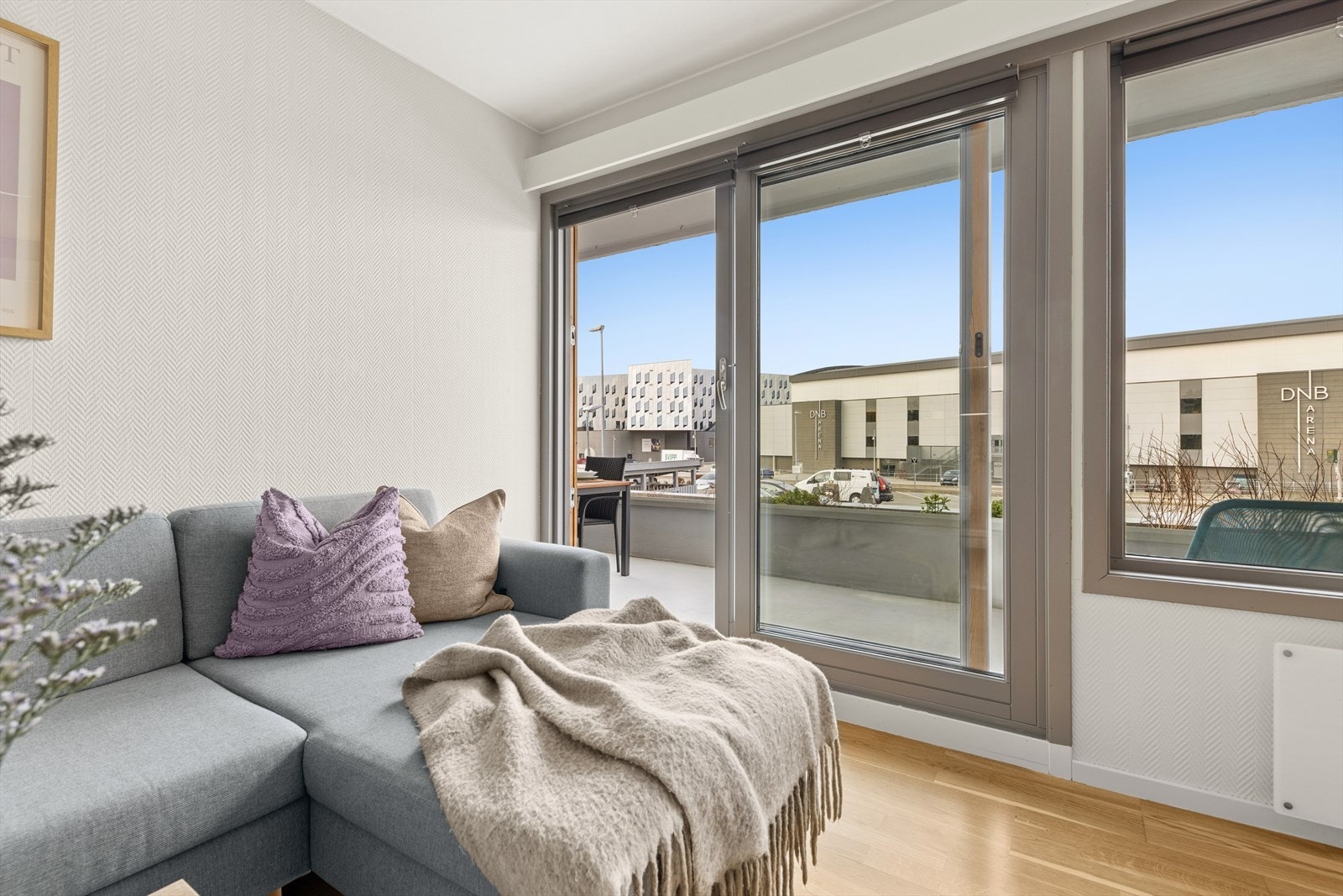 Herfra leder store vindusflater ut til en solrik balkong på ca. 16 kvm, hvor du enkelt kan innrede en hyggelig sittegruppe og nyte solrike dager. Galleribilde