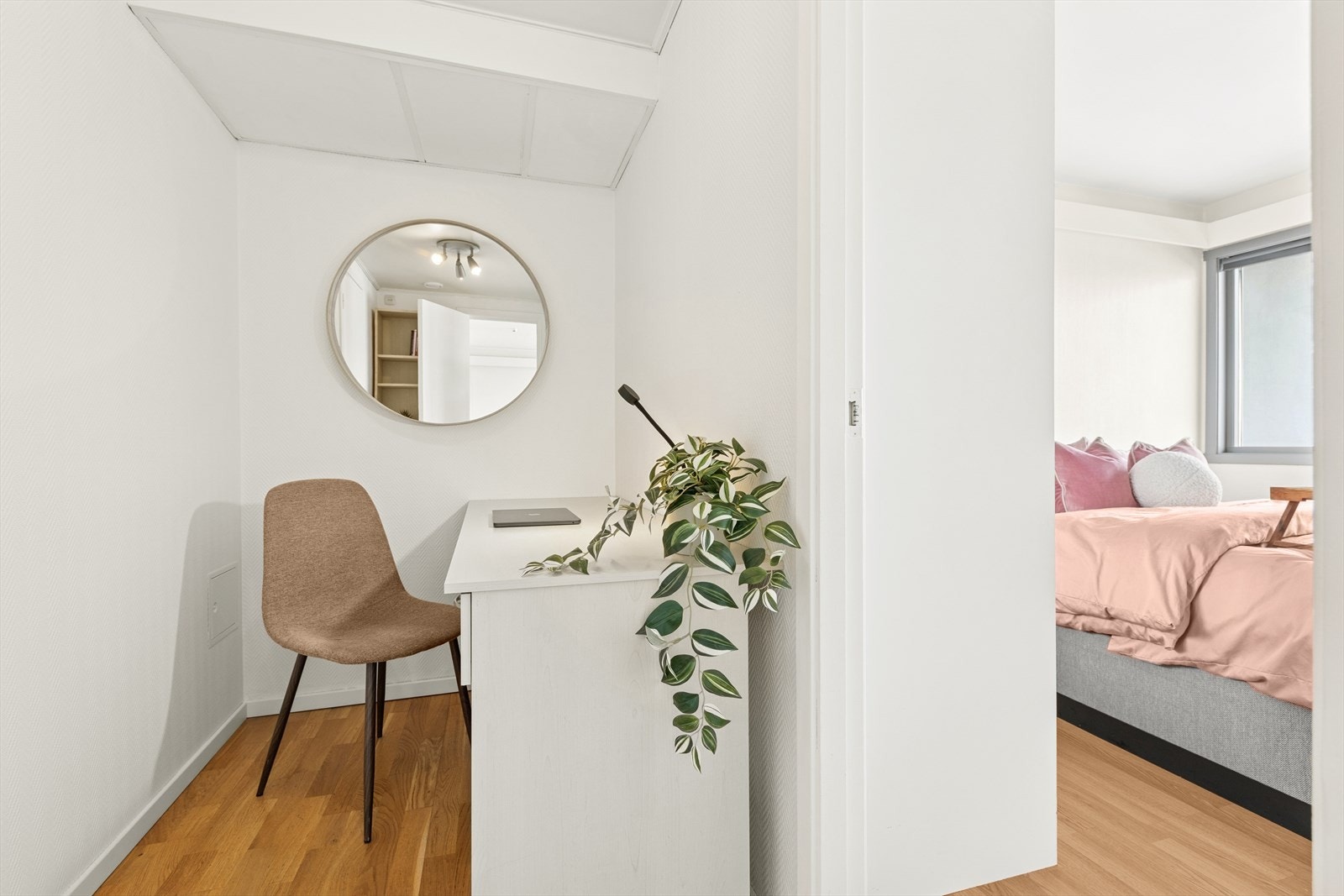 Fra stuen leder veien inn til soverommet via en mellomgang. Mellomgangen har vært benyttet som hjemmekontor, men kan også innredes med ekstra skapplass. Galleribilde