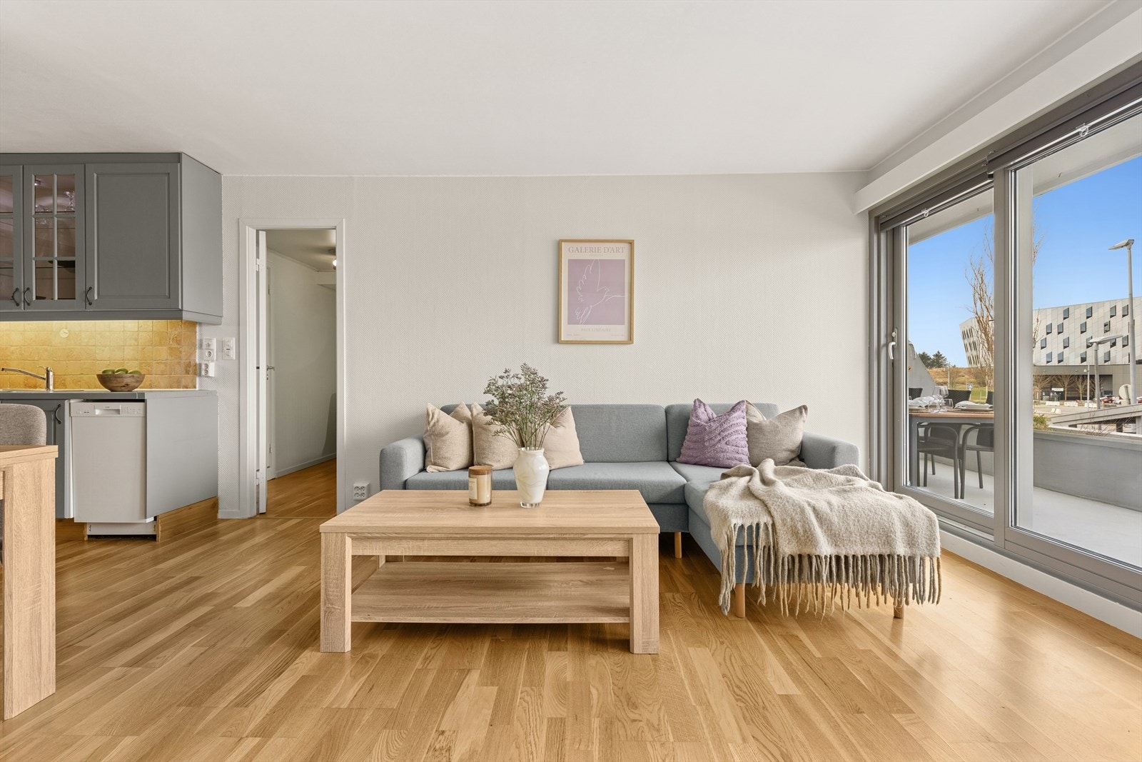 Leiligheten ligger i 1. etasje og har store vindusflater som gir en lys og romslig atmosfære. Galleribilde