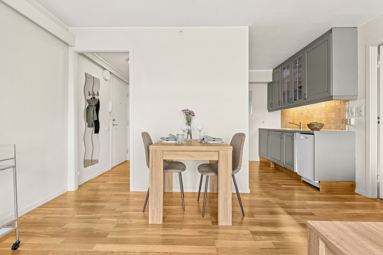 Naturlig plassering av spisebordet rett ved kjøkkenet. Galleribilde