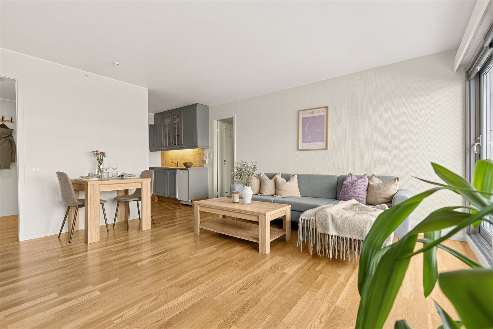 Videre kommer du til en stor, åpen stue med plass til en komfortabel sofa, samt en naturlig plassering for spisebordet. Galleribilde