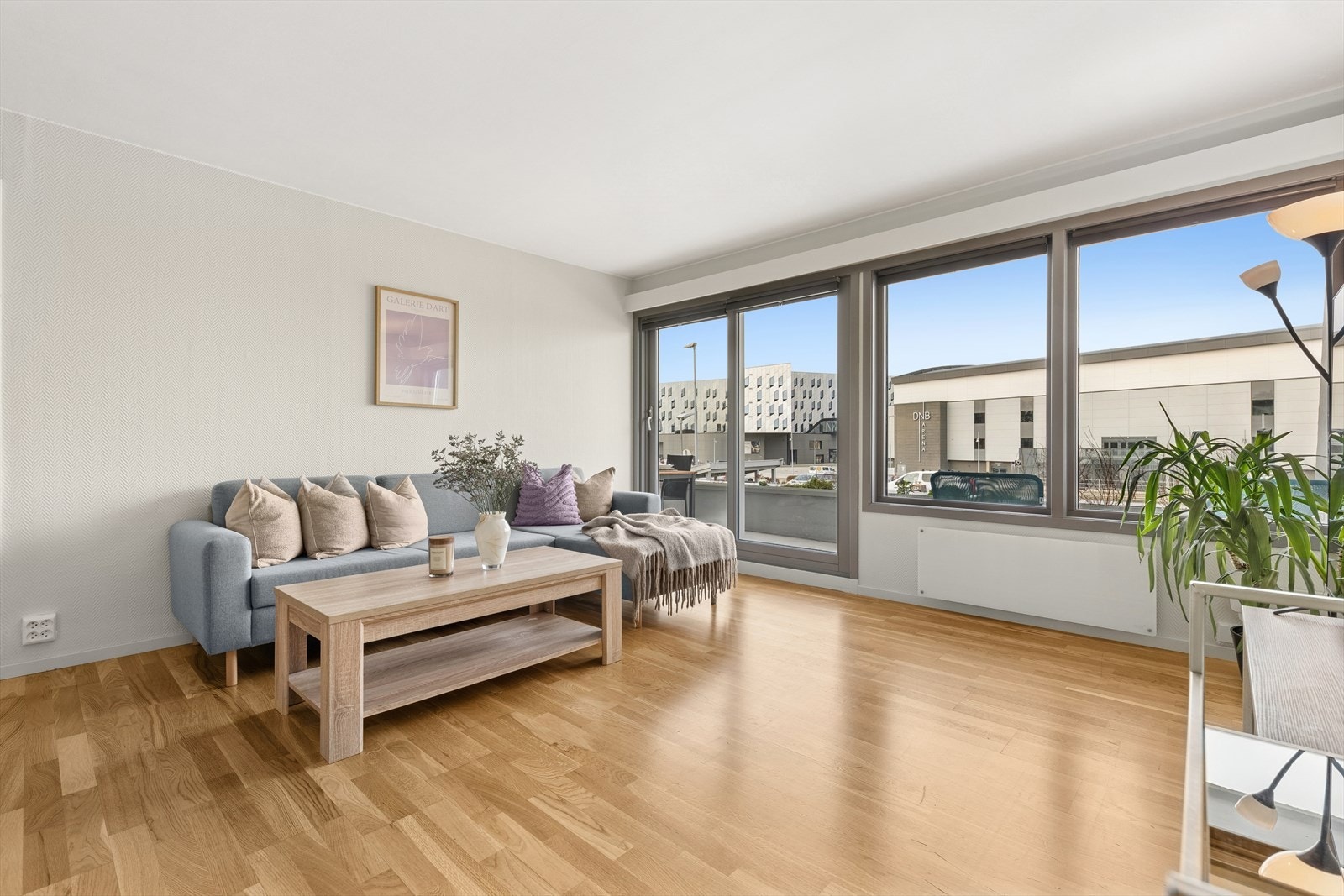 En innbydende leilighet med attraktiv og svært sentral beliggenhet. Nyt den flotte plasseringen i det veletablerte Tjensvoll-området, med enkel tilgang til alle nødvendige fasiliteter for en praktisk hverdag. Galleribilde