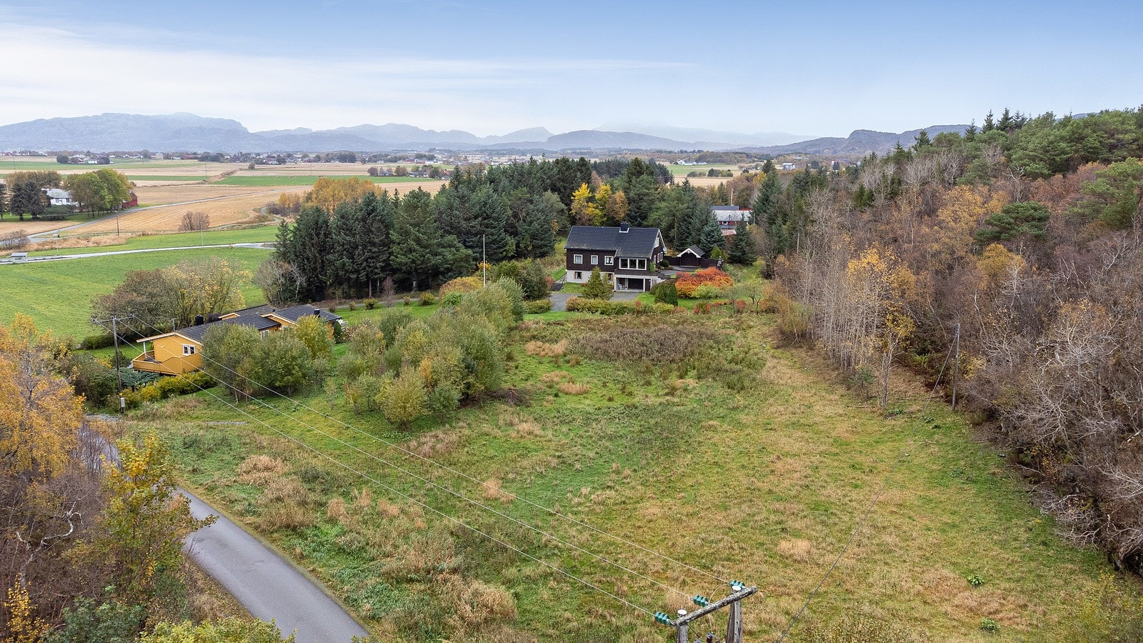 Denne beliggenheten kombinerer det beste av naturnær ro med gode servicetilbud og infrastruktur, perfekt for både etablerere, familier og godt voksne. Galleribilde