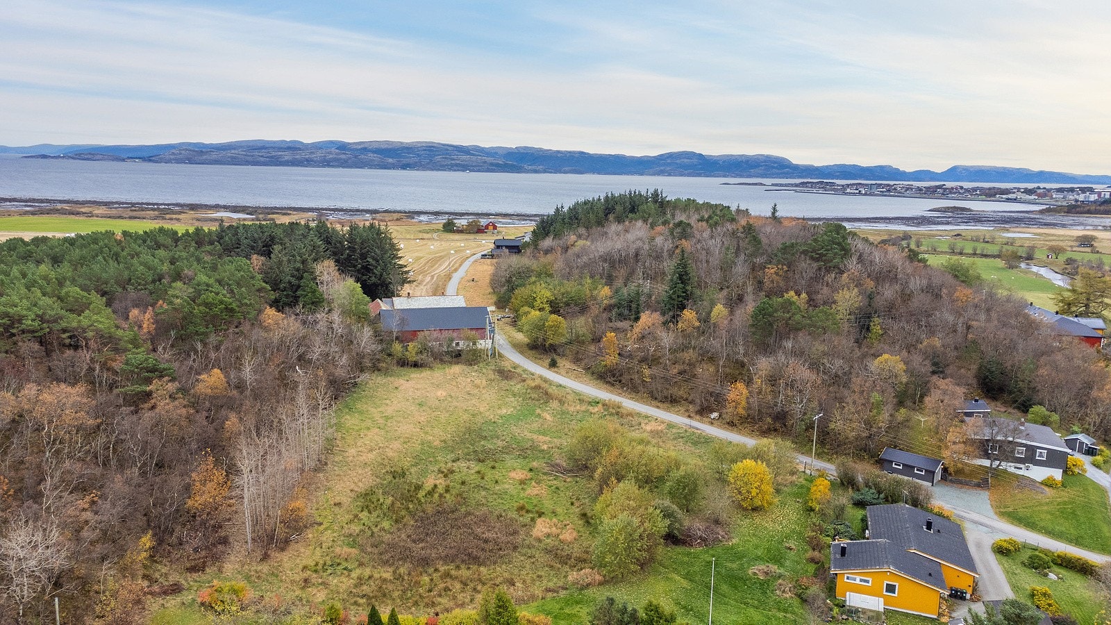 Boligen ligger praktisk til med daglivare, kjøpesenter og skole/barnhage kort avstand unna. Galleribilde