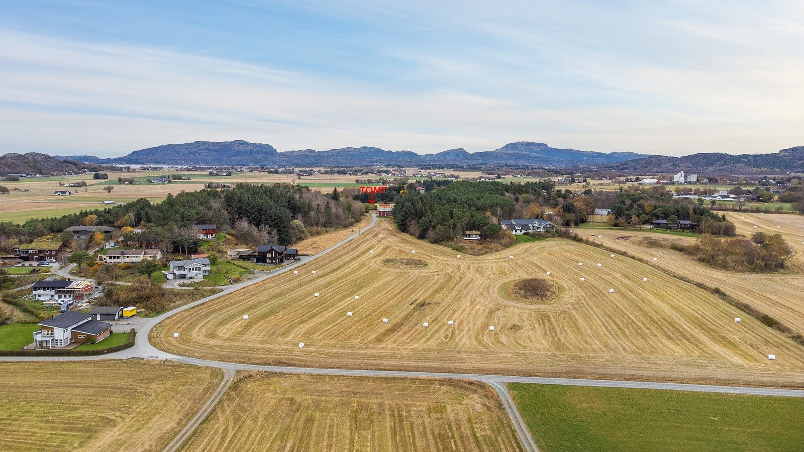 Denne flotte boligtomten ligger i naturskjønne omgivelser på Austråt, en idyllisk del av Ørland kommune. Galleribilde