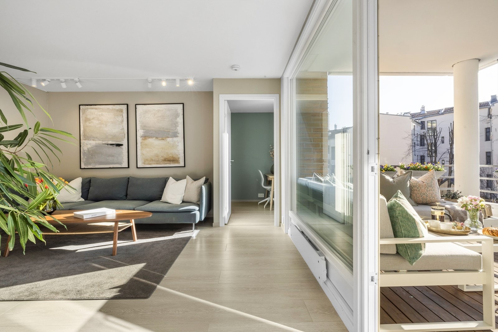 Leiligheten har en romslig og innbydende stue med god plass til en større sofa, sofabord og annet ønsket møblement. Galleribilde