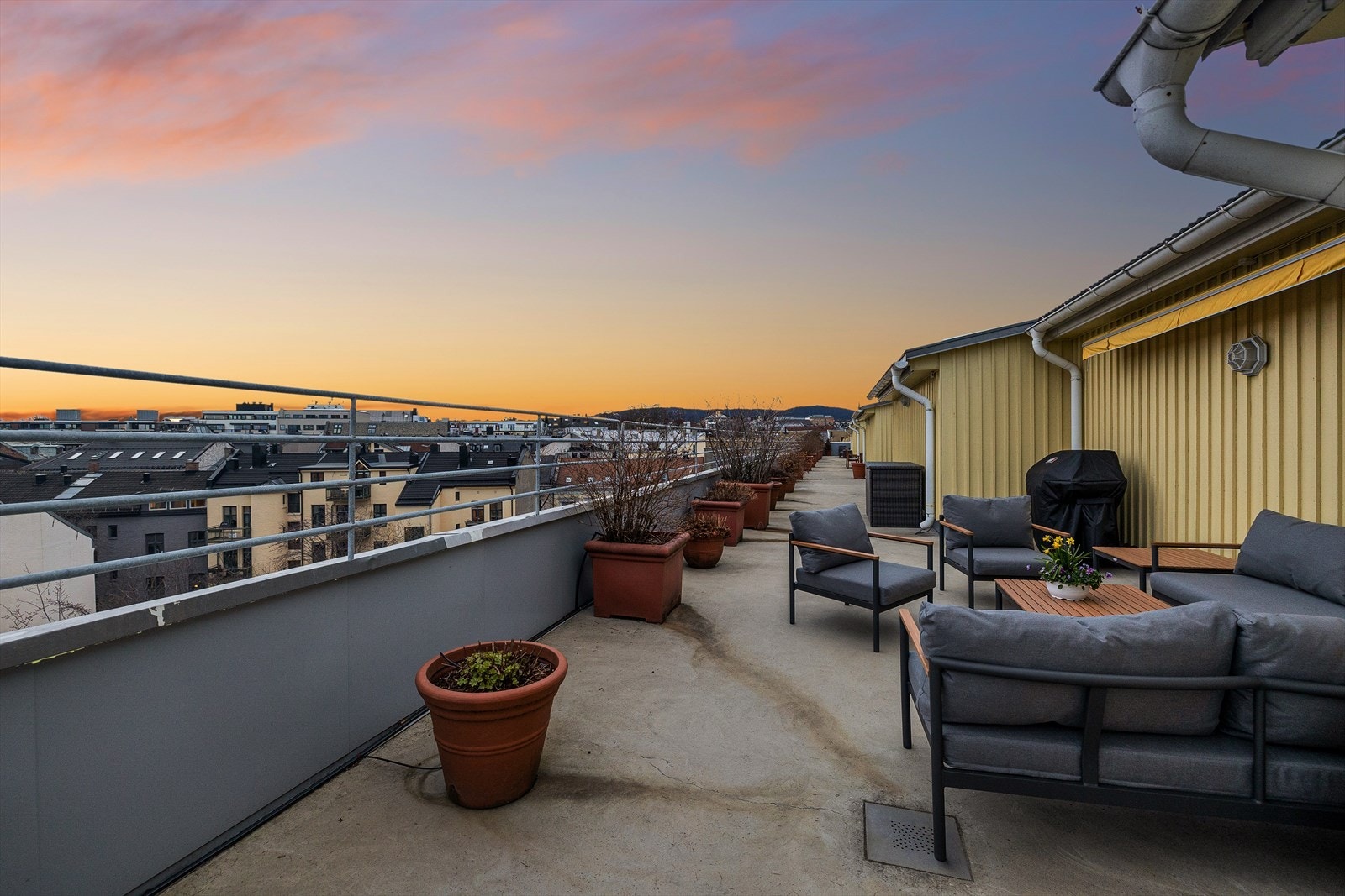 Borettslaget har en felles takterrasse med flere sittegrupper og grillsoner Galleribilde