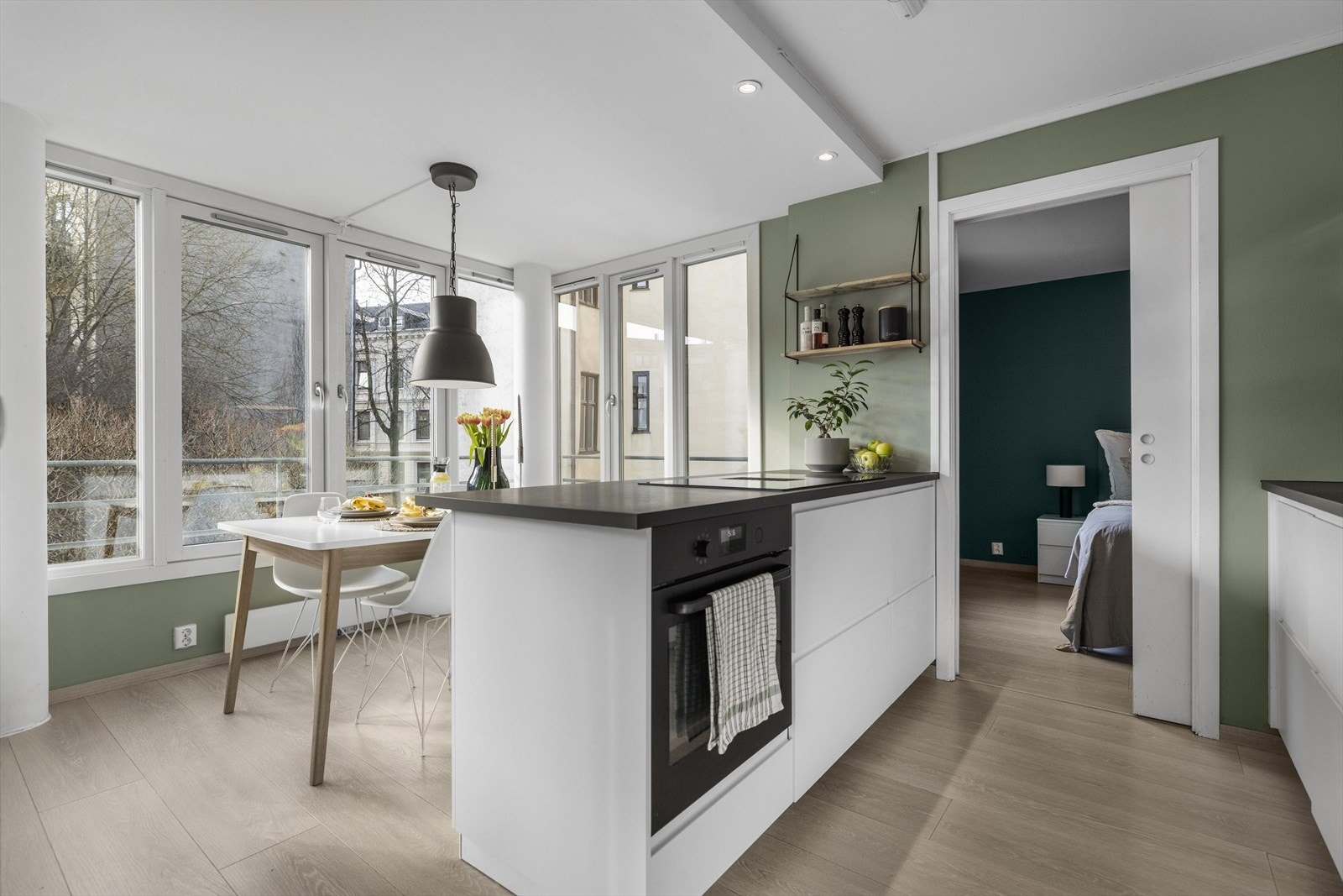Kjøkkenet er utstyrt med laminat benkeplate med nedfelt stålkum og platetopp. Galleribilde