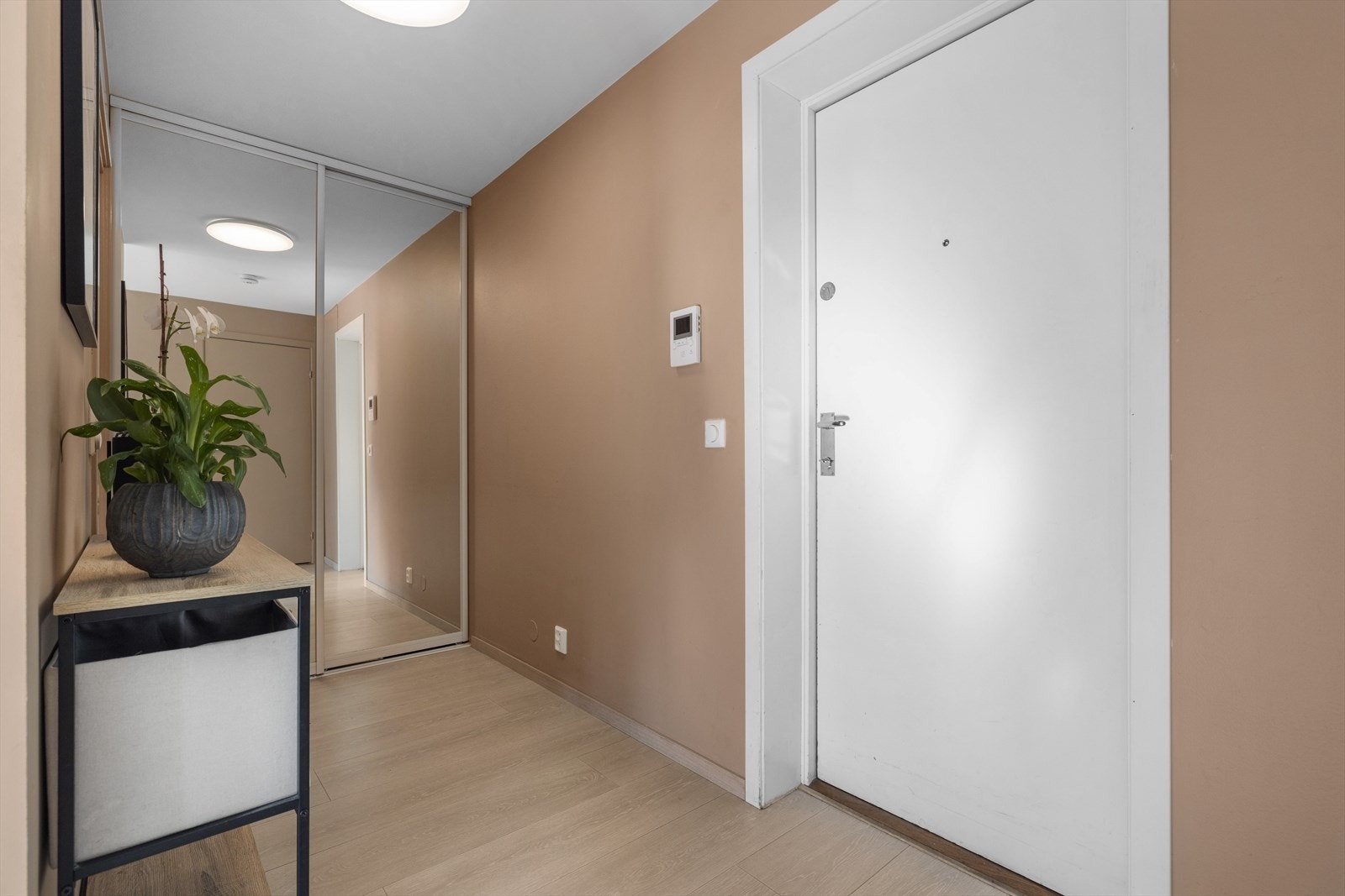 Her er det rikelig med plass til oppheng av yttertøy, plass til sko og tilbehør. Galleribilde