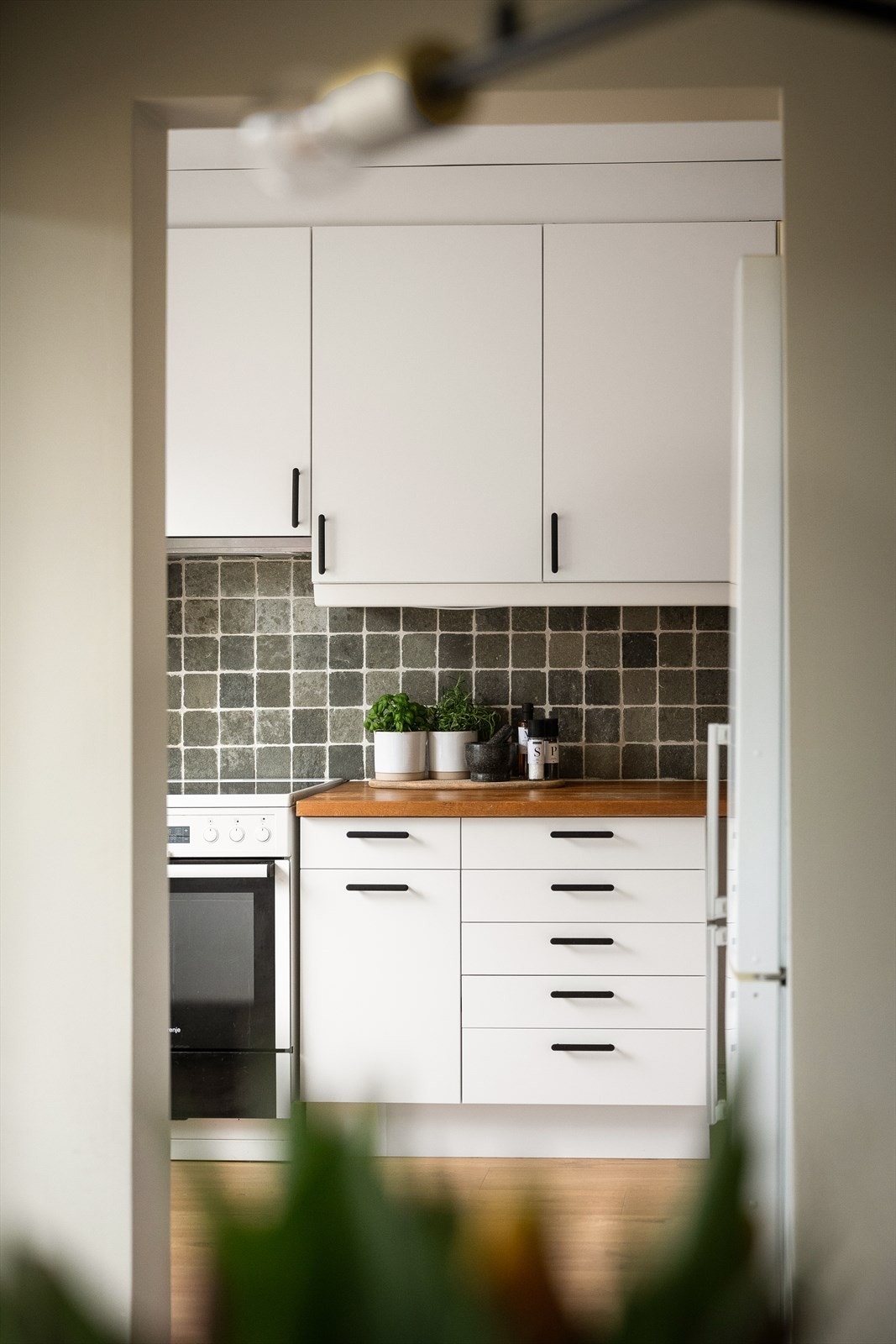 Kjøkkenet er separat og har adkomst fra stuen Galleribilde