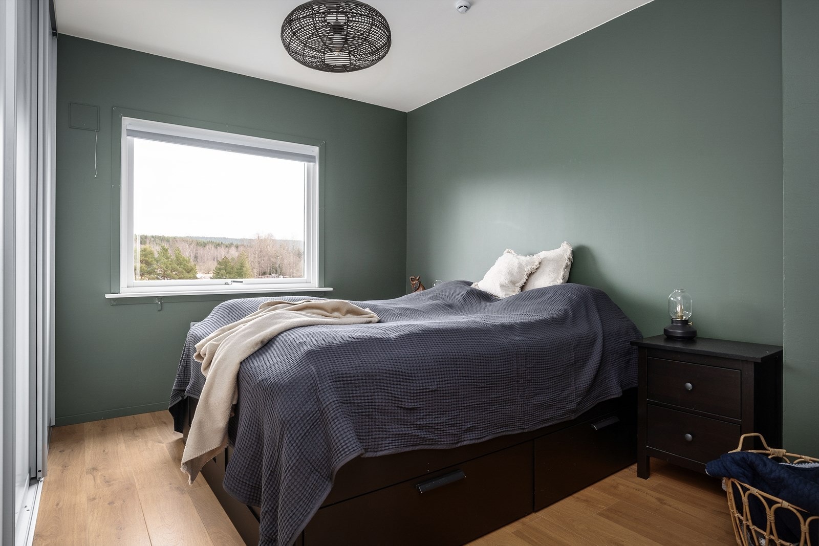 Lyst og romslig hovedsoverom Galleribilde