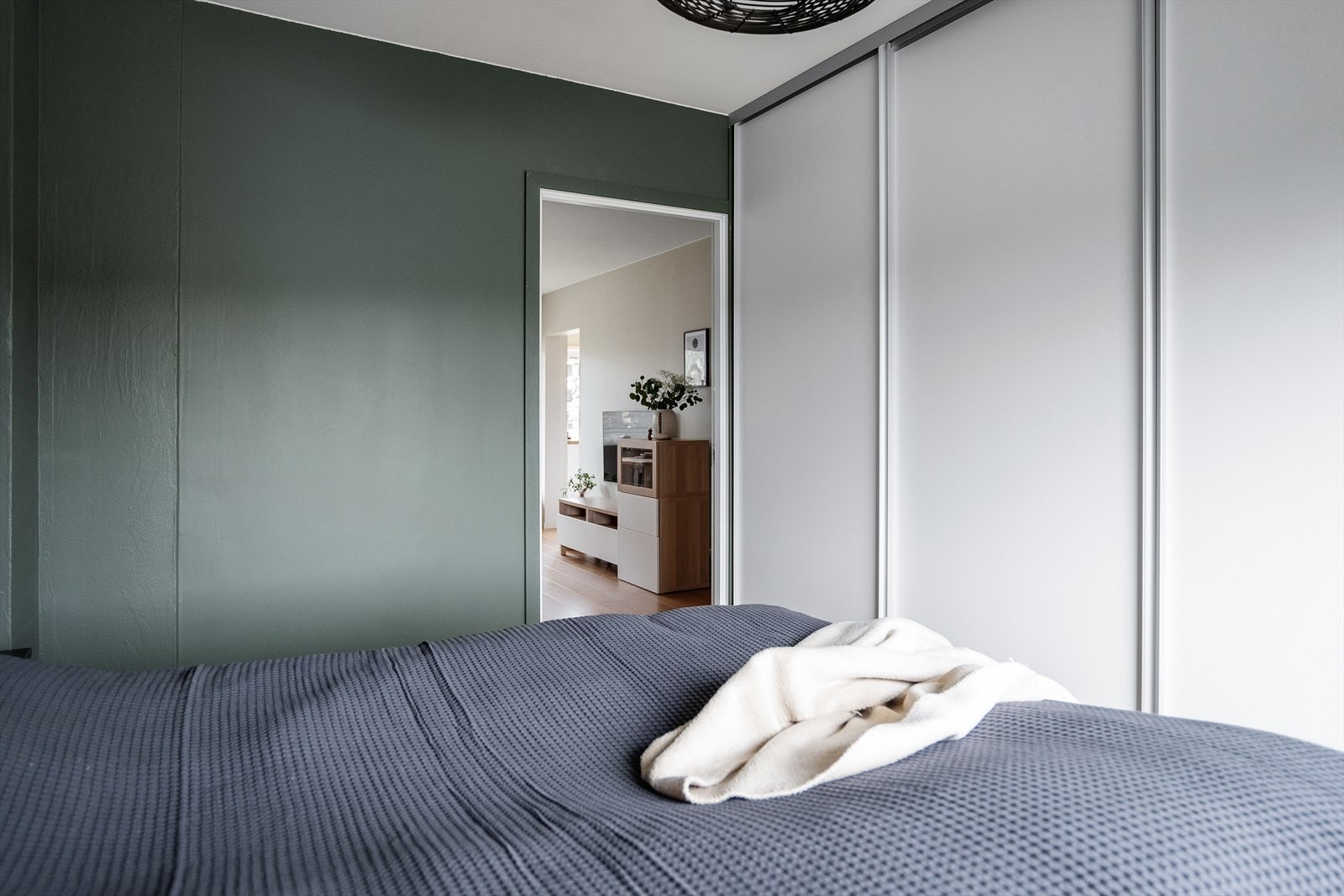 Rikelig med skapplass gir praktisk oppbevaring og orden Galleribilde