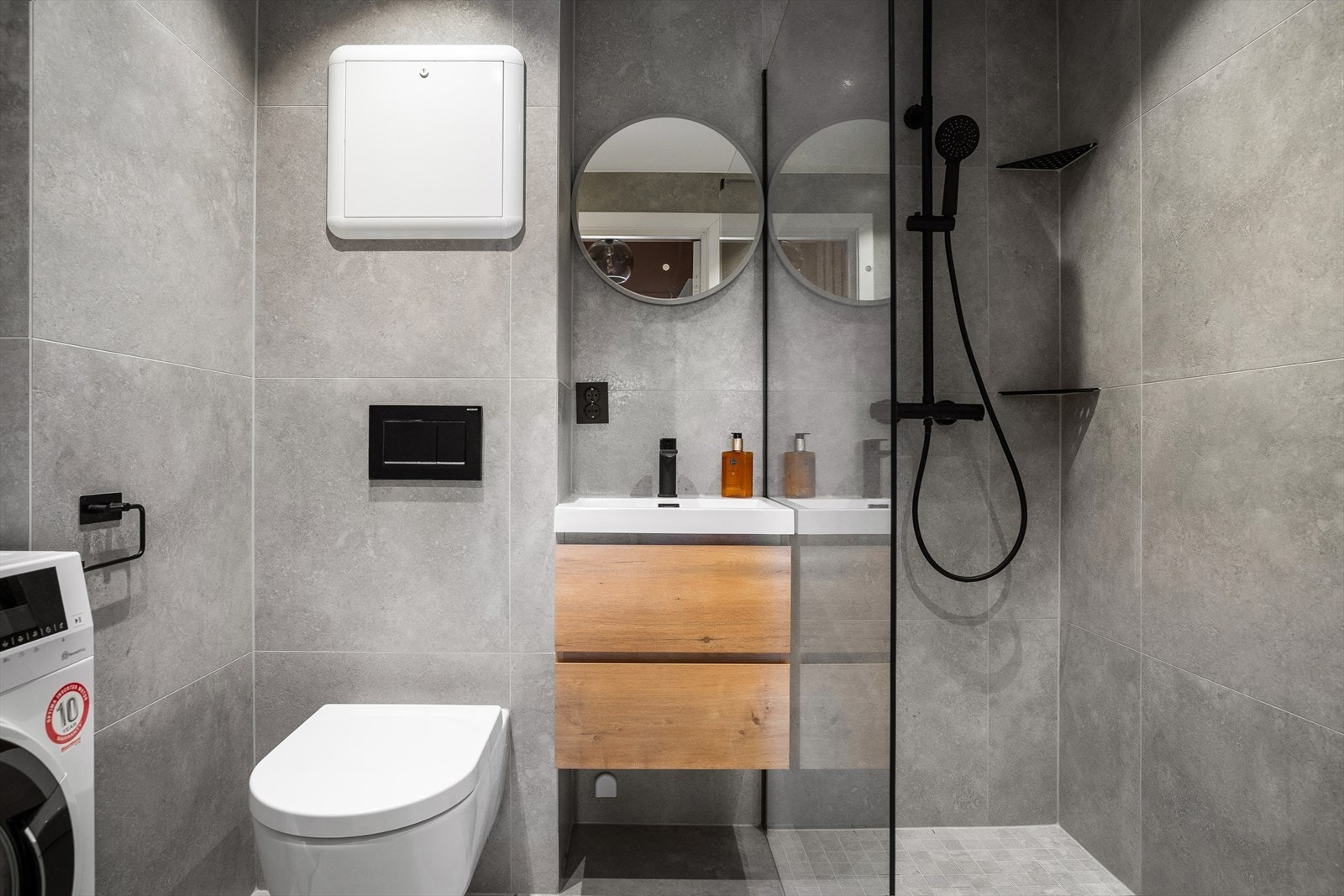 Stilrent bad med gulvvarme som ble totalrenovert i 2022 Galleribilde