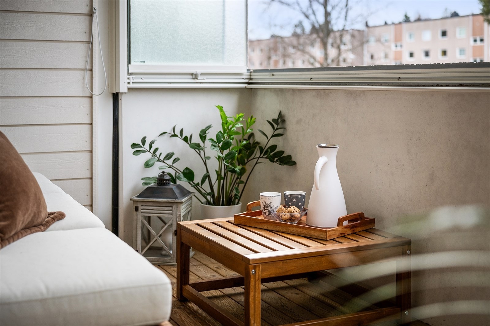 Sol på balkongen fra ca. kl. 12-21/22 om sommeren i følge selger Galleribilde