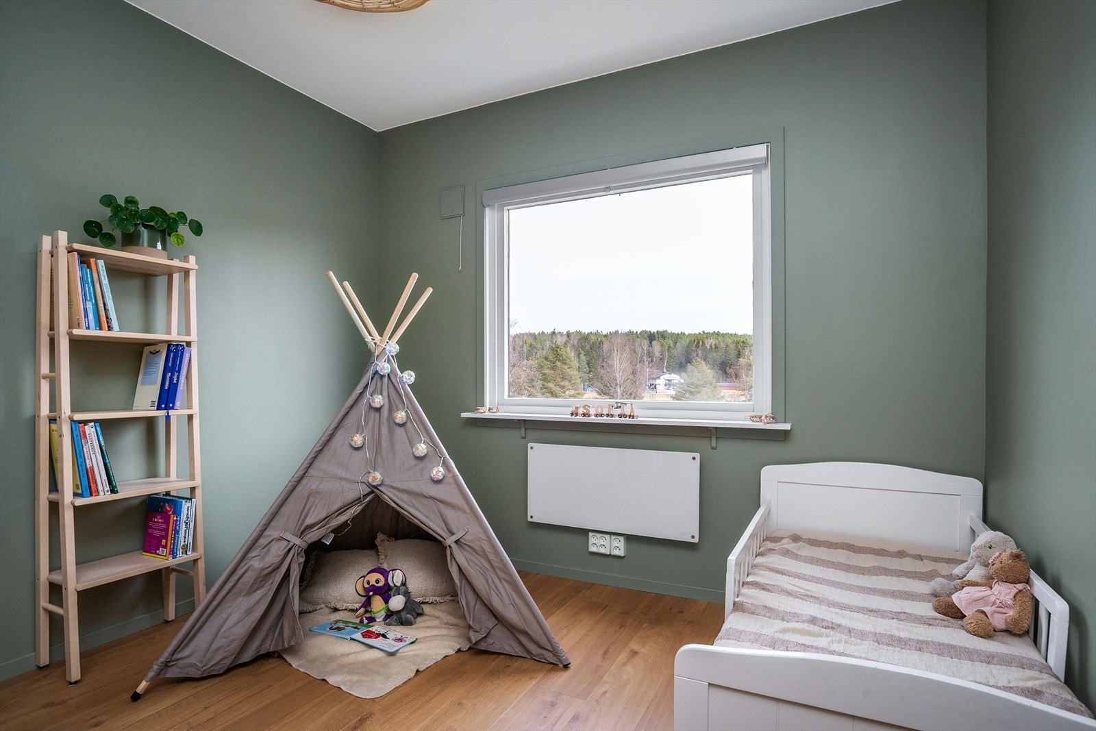 Rommet brukes i dag som barnerom, men kan også fungere som gjesterom eller kontor Galleribilde