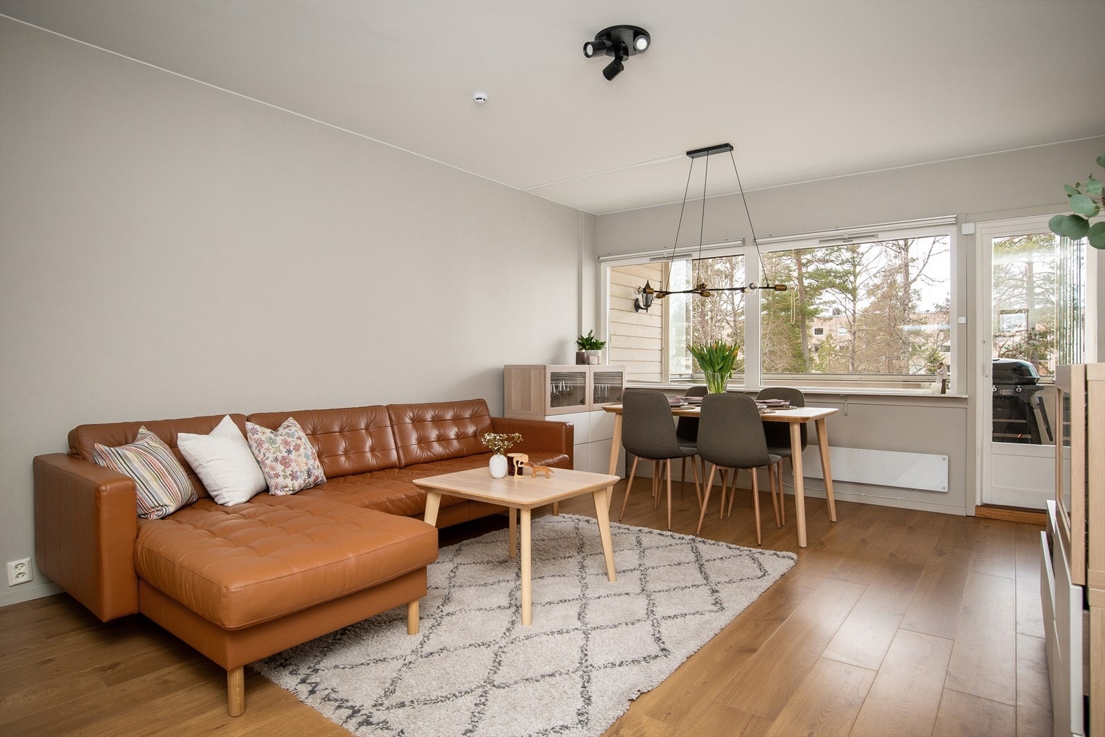 Innvendige gulv er belagt med laminat Galleribilde