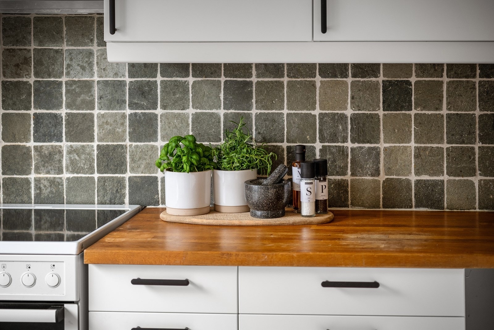 Benkeplaten er i heltre, noe som gir et naturlig og varmt preg Galleribilde