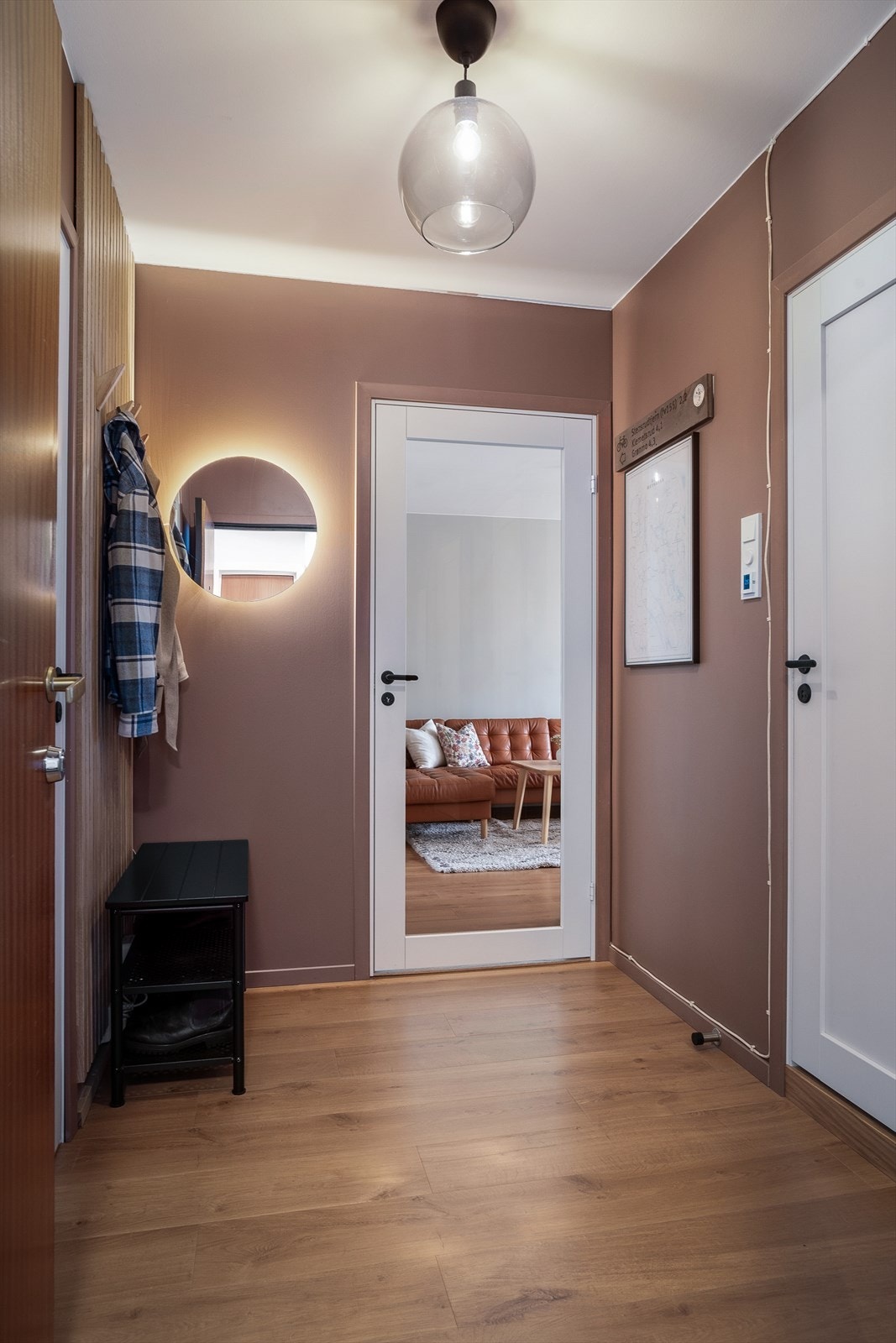 Fra entre har man adgang til det andre soverommet på venstre side samt bad på høyre side Galleribilde