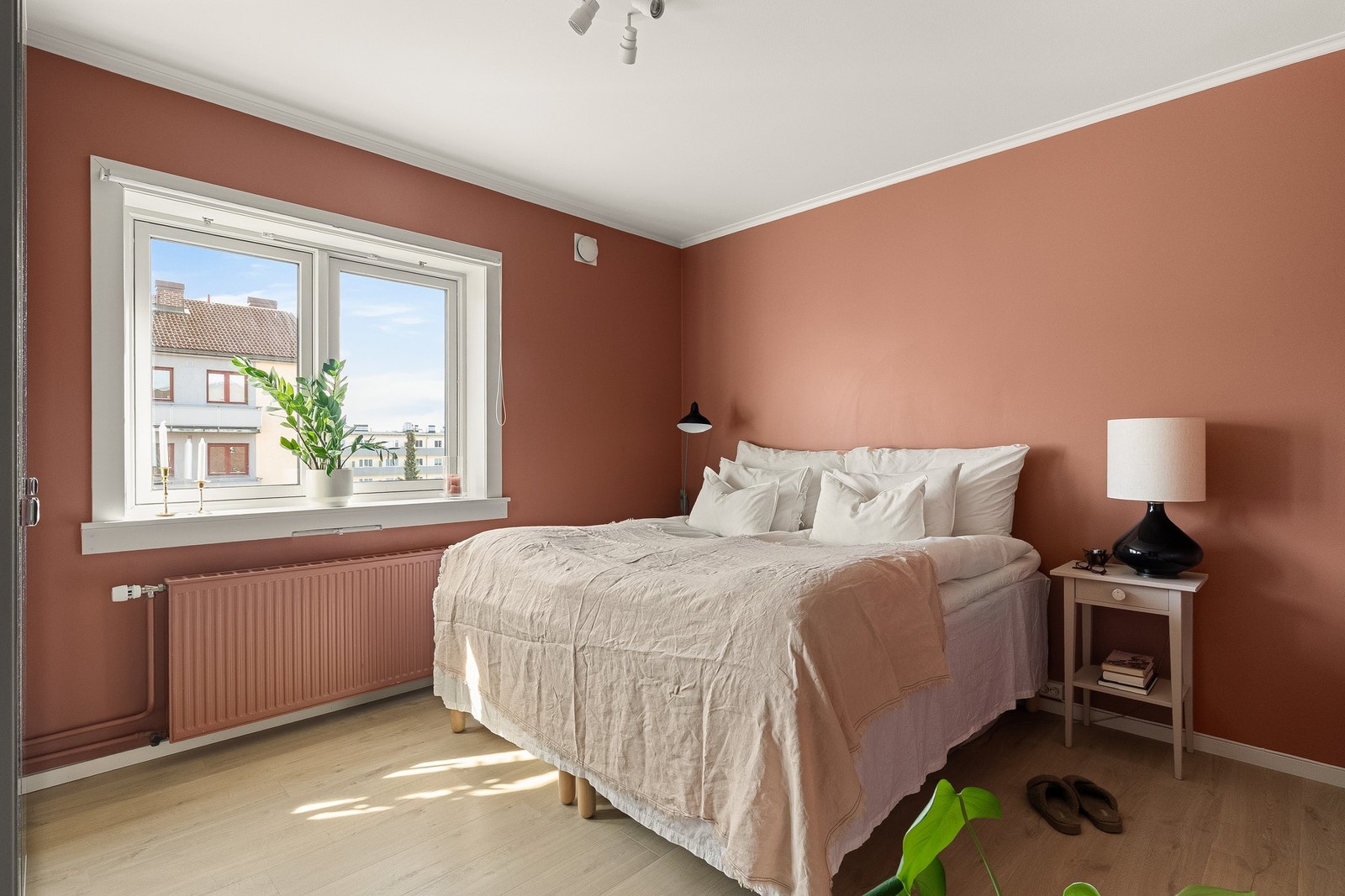 Stort og luftig soverom. Galleribilde