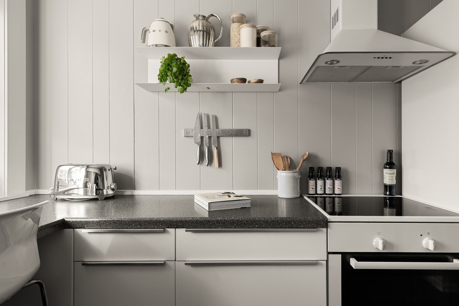 Med rikelig skap- og benkeplass til både oppbevaring og matlaging, gir kjøkkenet god arbeidsflyt. Galleribilde