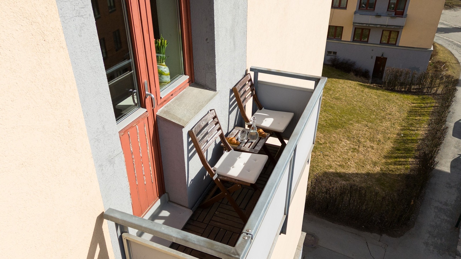 Perfekt luftebalkong på varme sommerdager. Galleribilde