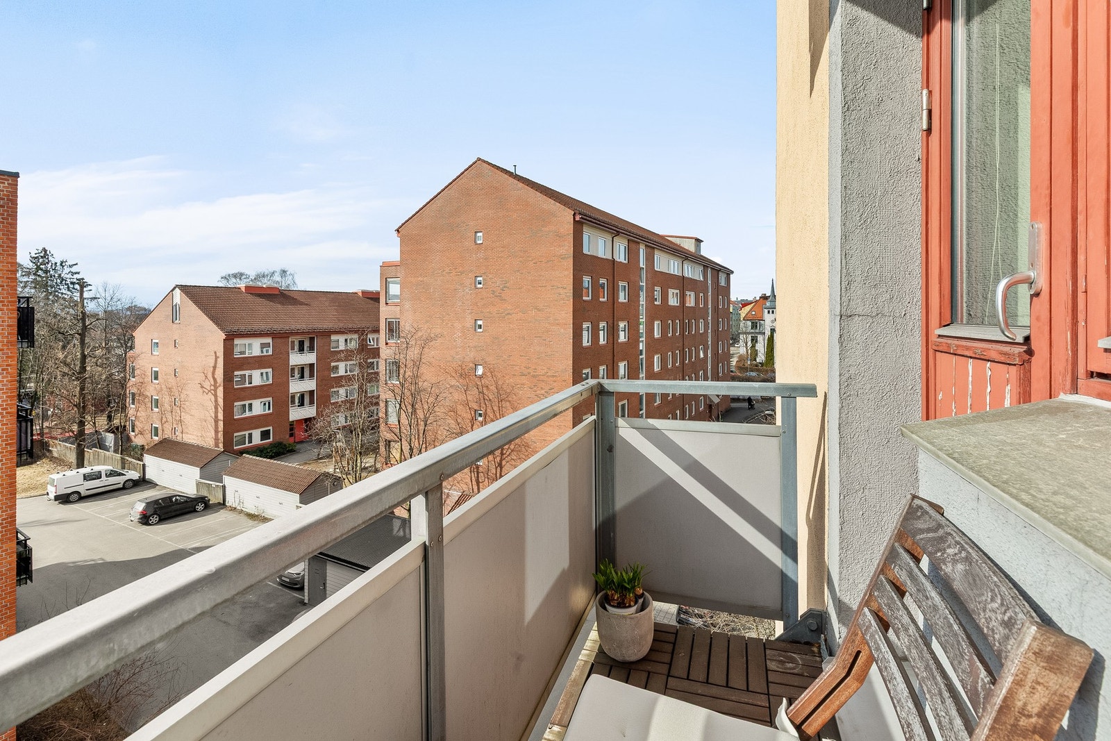 Balkongen har plass til et lite cafésett. Galleribilde