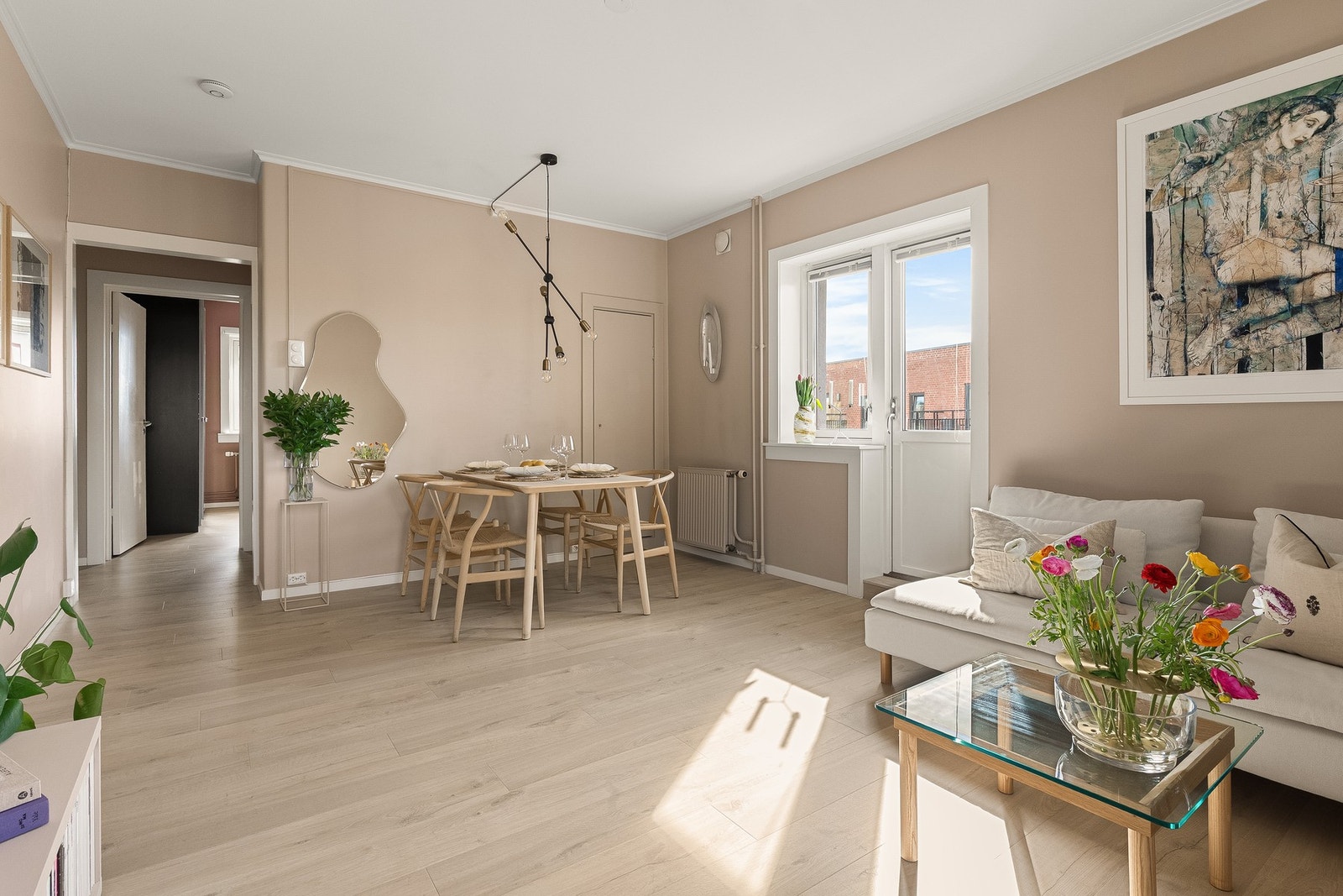 Overflatene er malt i et delikat fargevalg. Galleribilde