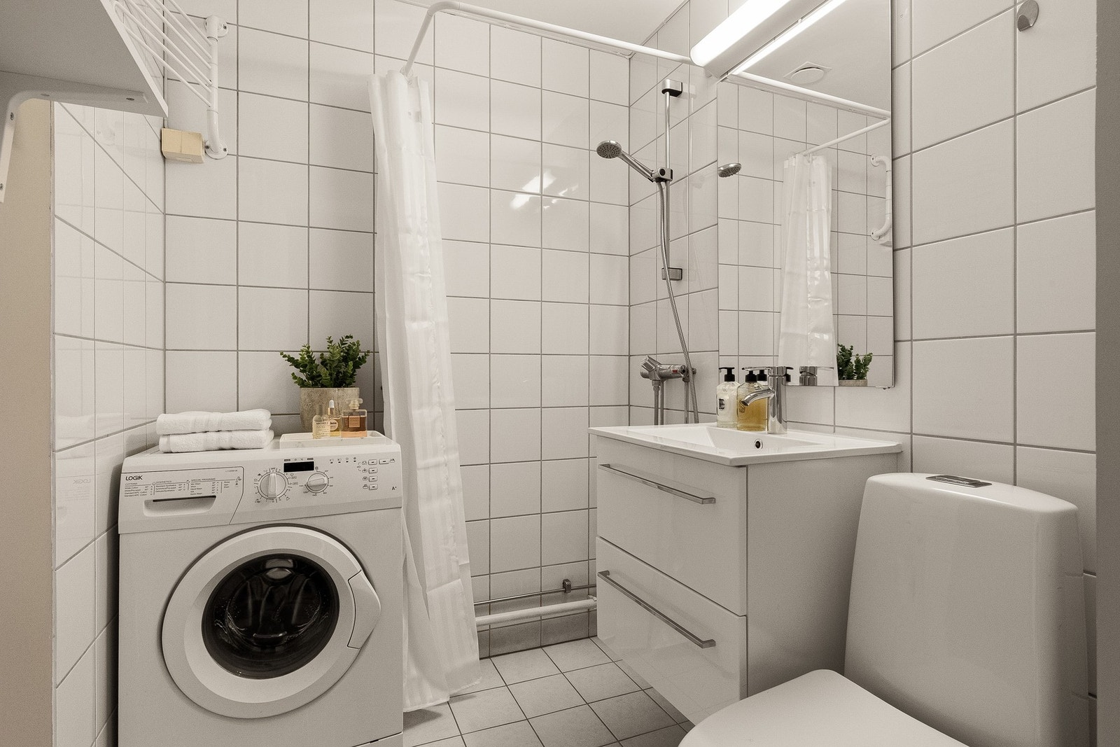 Tidløst bad, renovert i 2000 i regi av borettslaget. Galleribilde