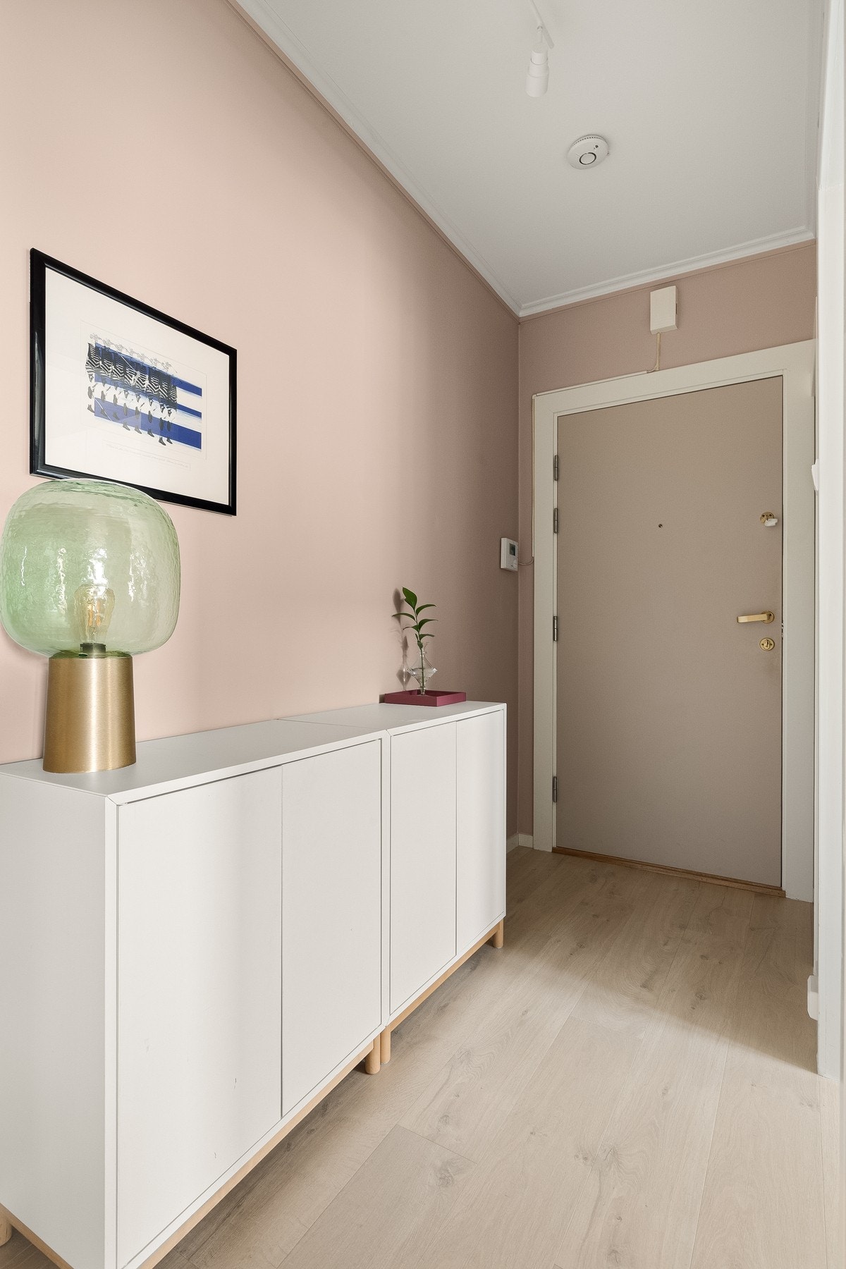 Innbydende entré med dørcallinganlegg. Galleribilde