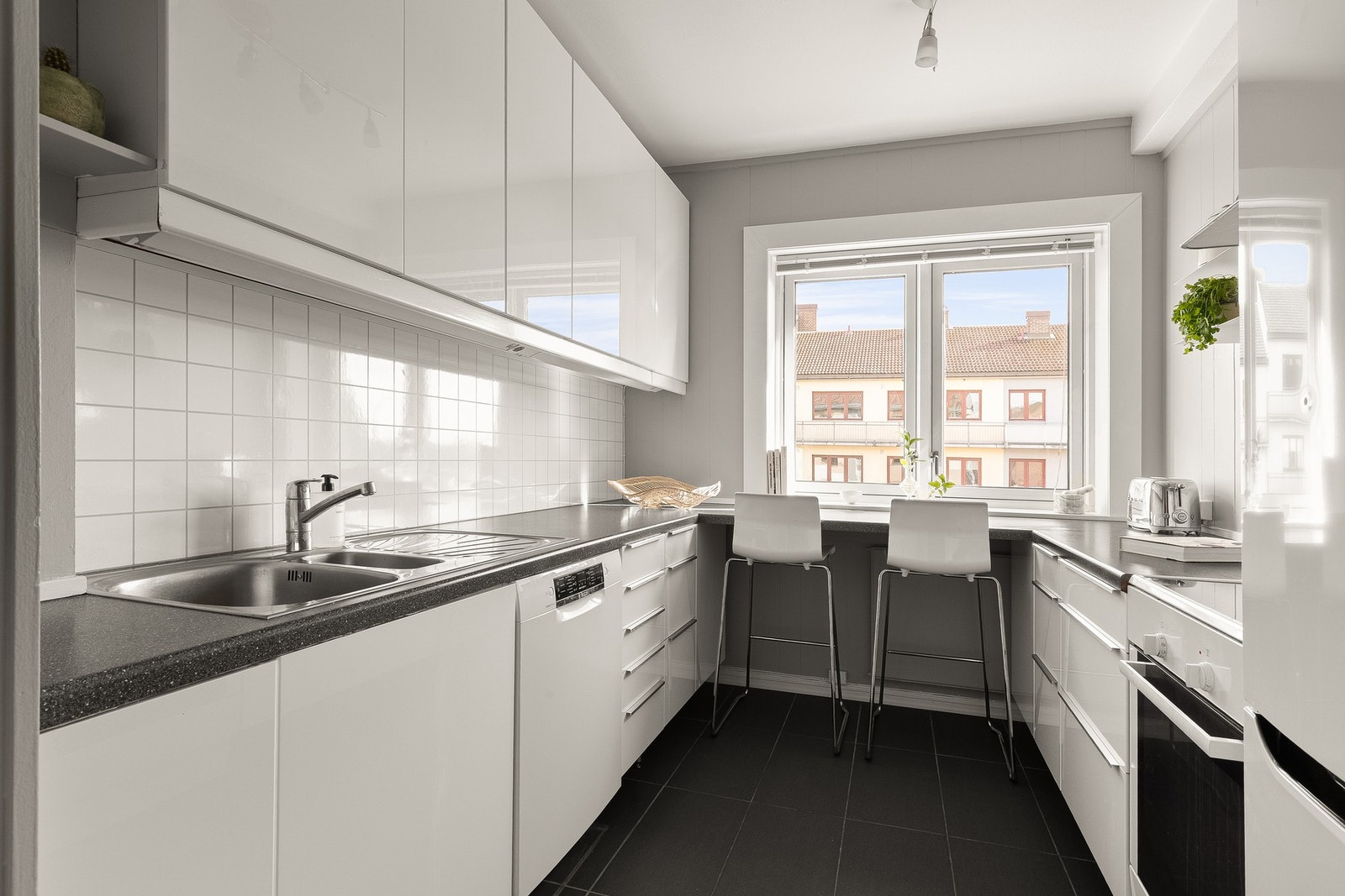 Separat kjøkken med stilren innredning, oppgradert i perioden 2010-2015. Galleribilde