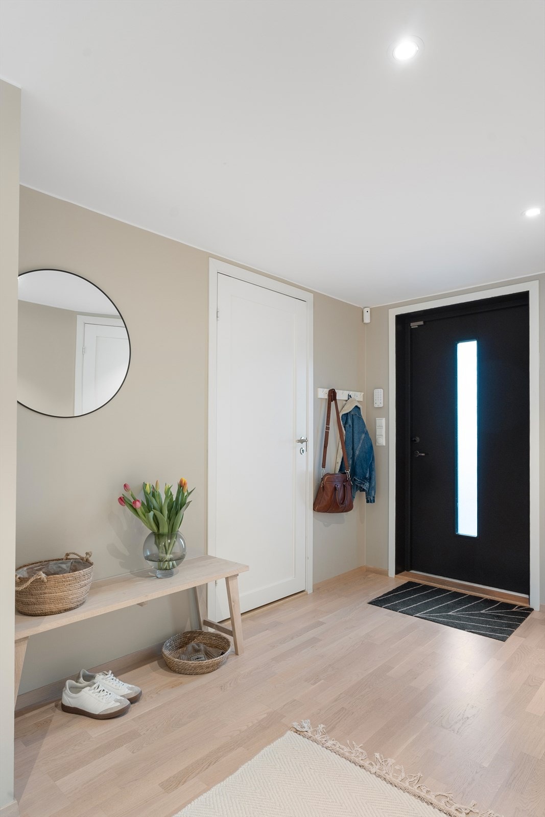 En lys og romslig gang ønsker deg velkommen inn i boligen Galleribilde