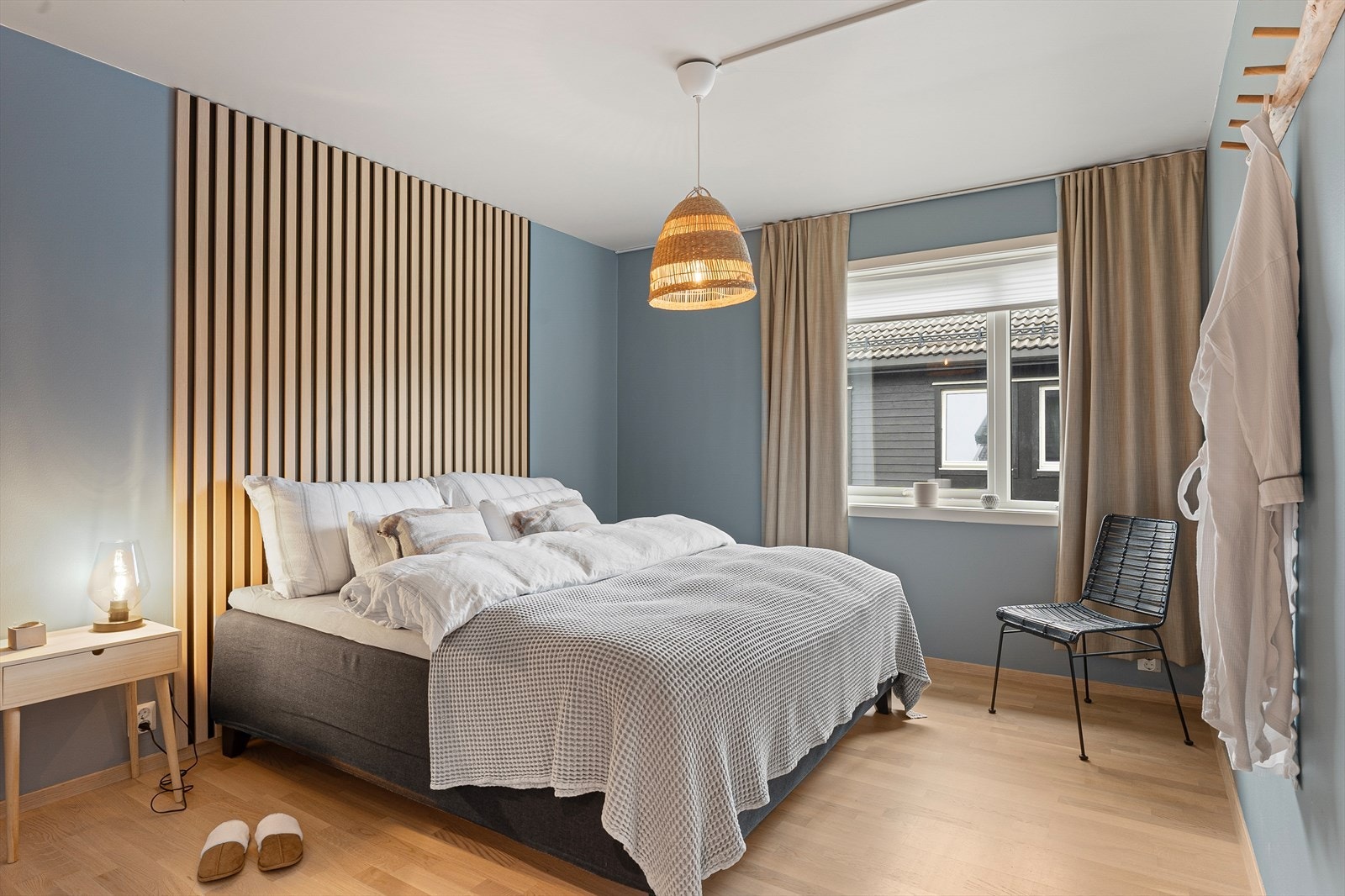 Leiligheten har totalt tre soverom - hovedsoverommet er meget romslig, og har god plass til både dobbeltseng og tilhørende nattbord Galleribilde