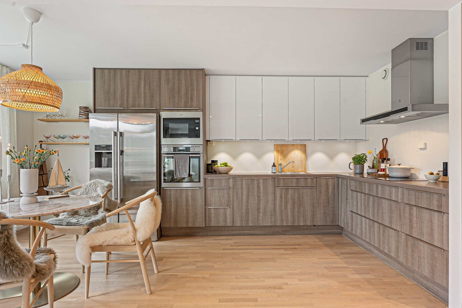 Innholdsrikt og flott kjøkken med masse skap- og benkeplass Galleribilde