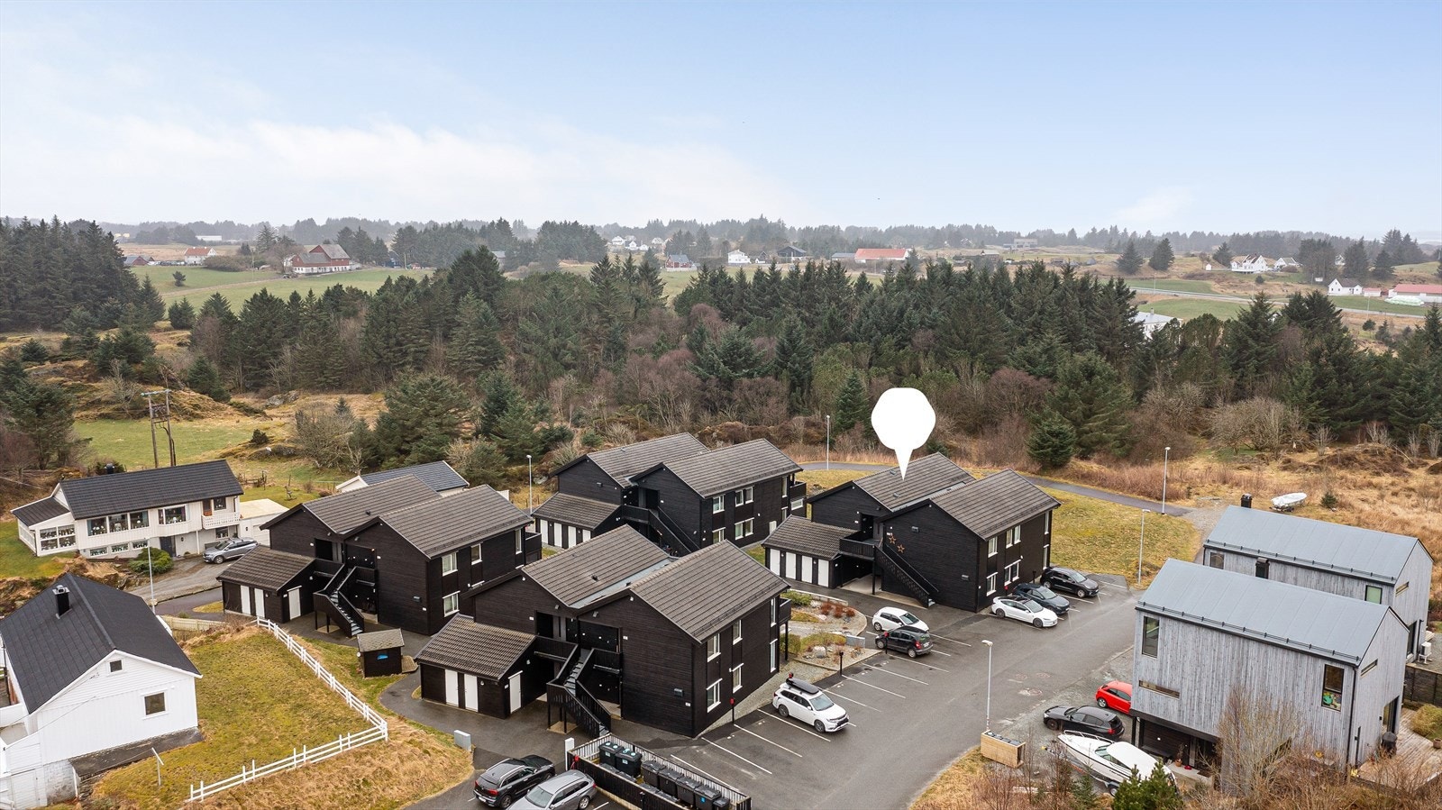 Leiligheten ligger fint og usjenert til i enden av veien mot friområde og naturen på Torvastad Galleribilde