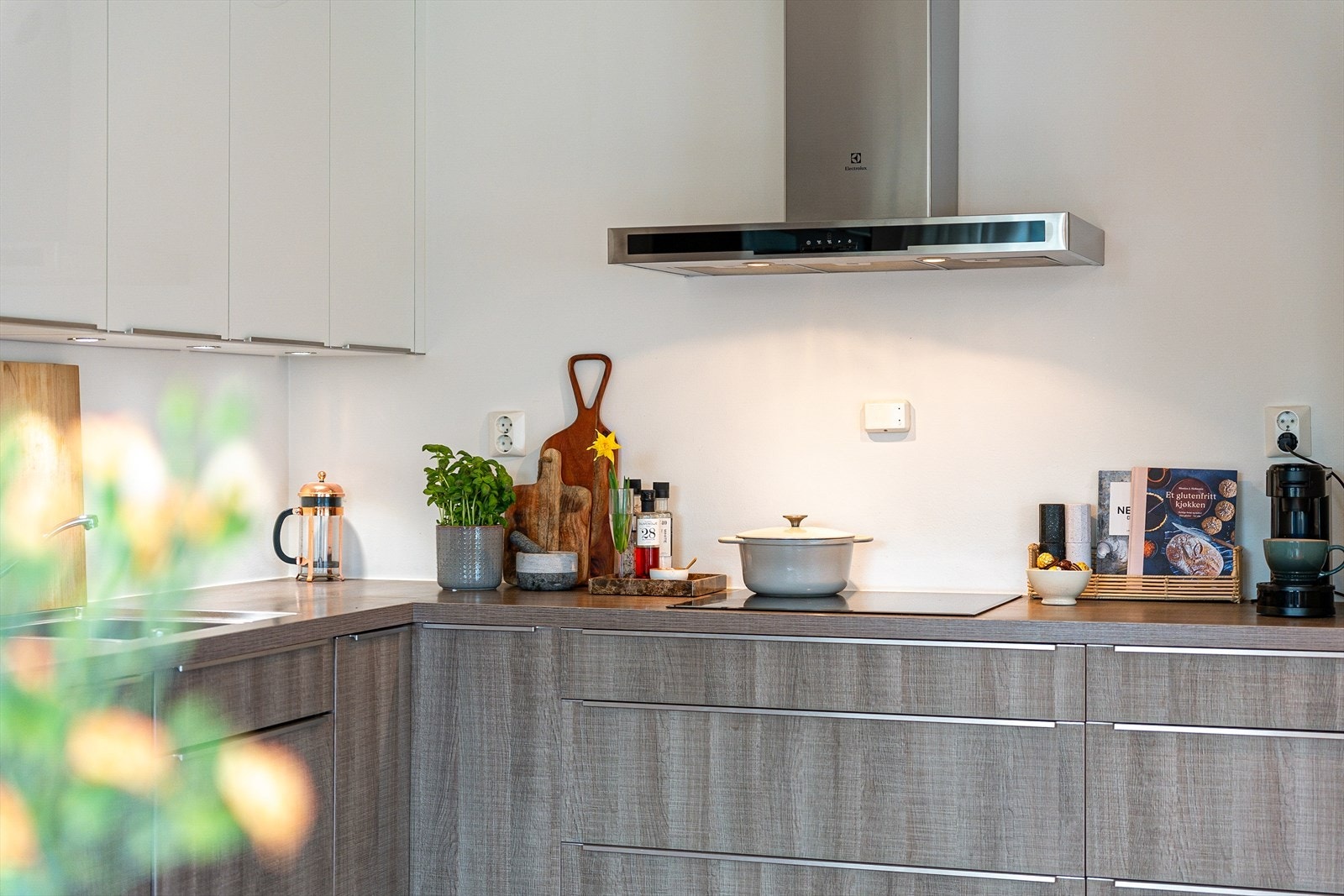 Kjøkkenet har integrert platetopp med induksjon, mikrobølgeovn, stekeovn og oppvaskmaskin Galleribilde