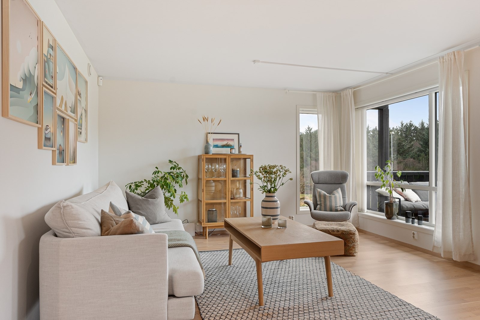 Det er lagt flott parkett på gulvene og tidsriktige fargevalg på veggene Galleribilde