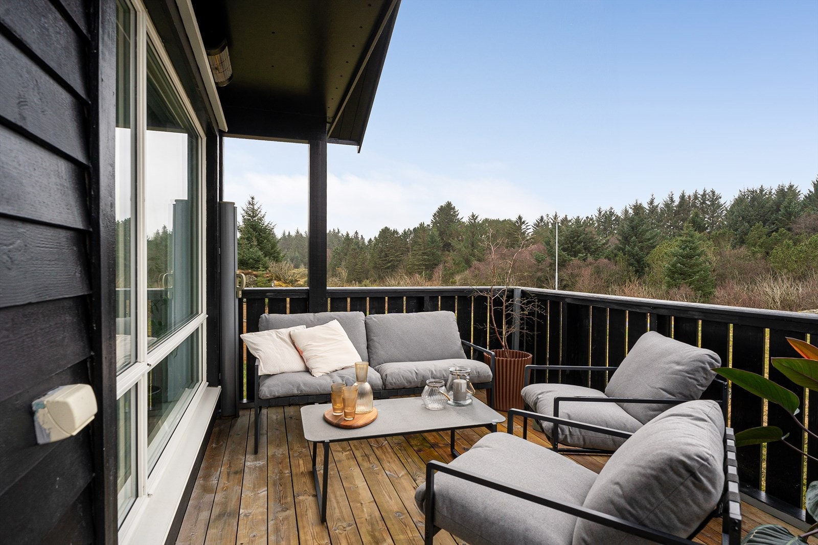 Leiligheten har en herlig, vestvendt terrasse med god plass til utemøblement Galleribilde