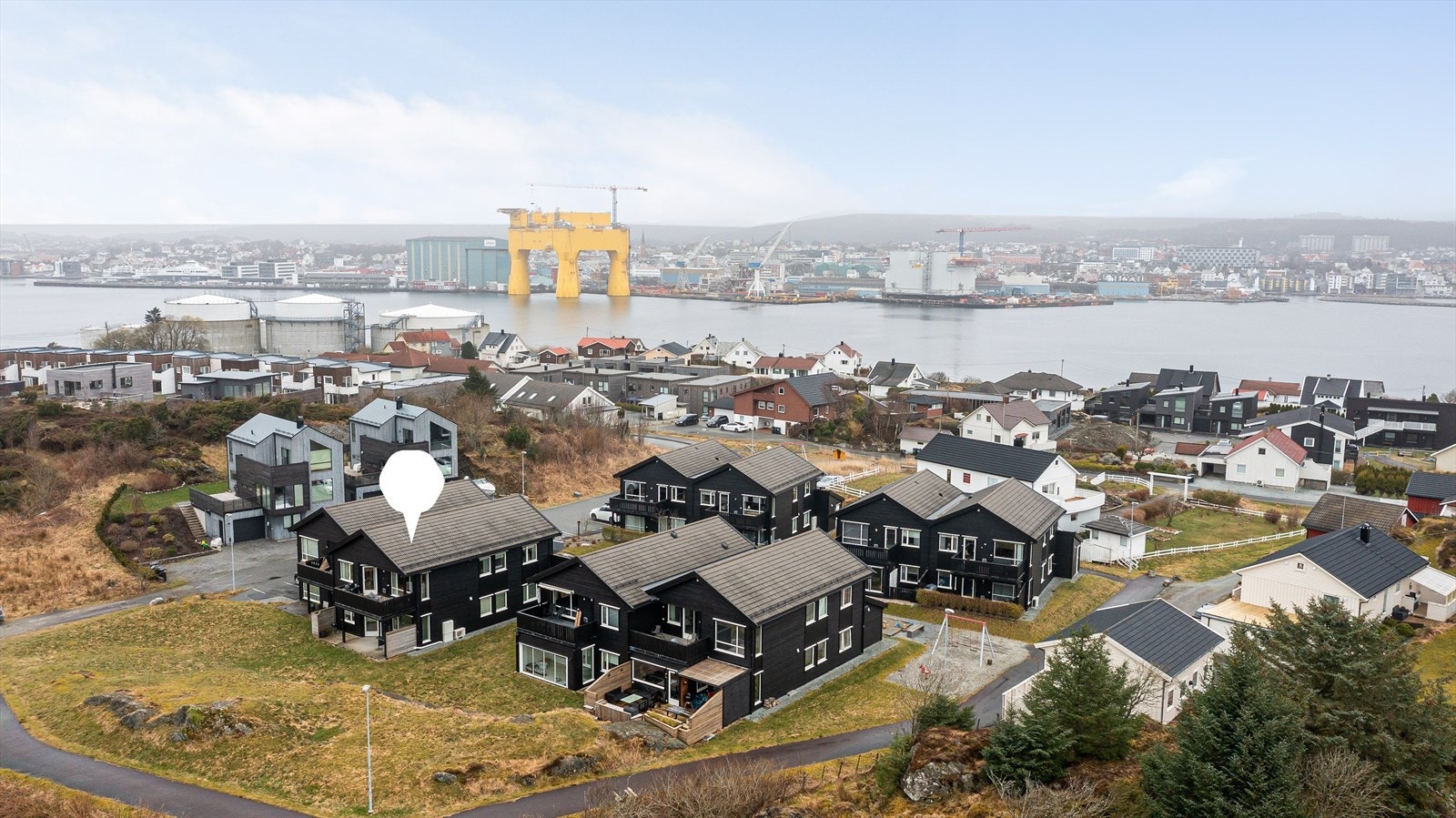 Det medfølger også en utvendig bod i 1. etasje og fast parkeringsplass med elbillader Galleribilde