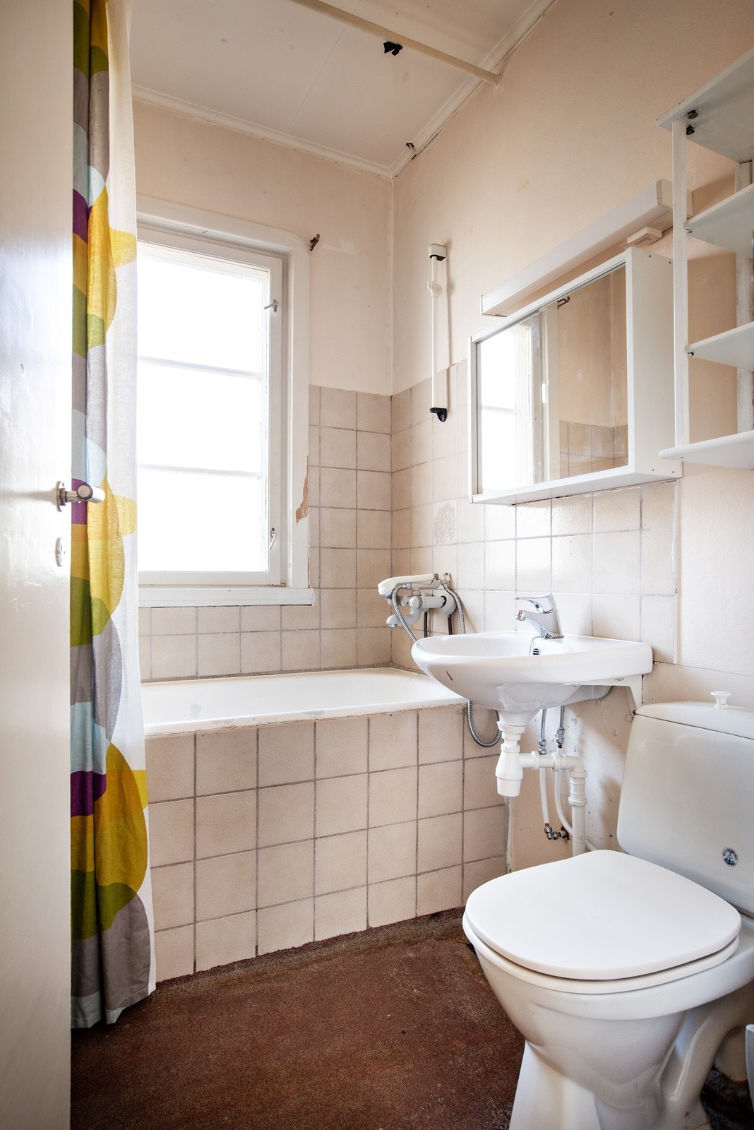 Bad i 2. etasje med toalett, badekar og vegghengt servant Galleribilde