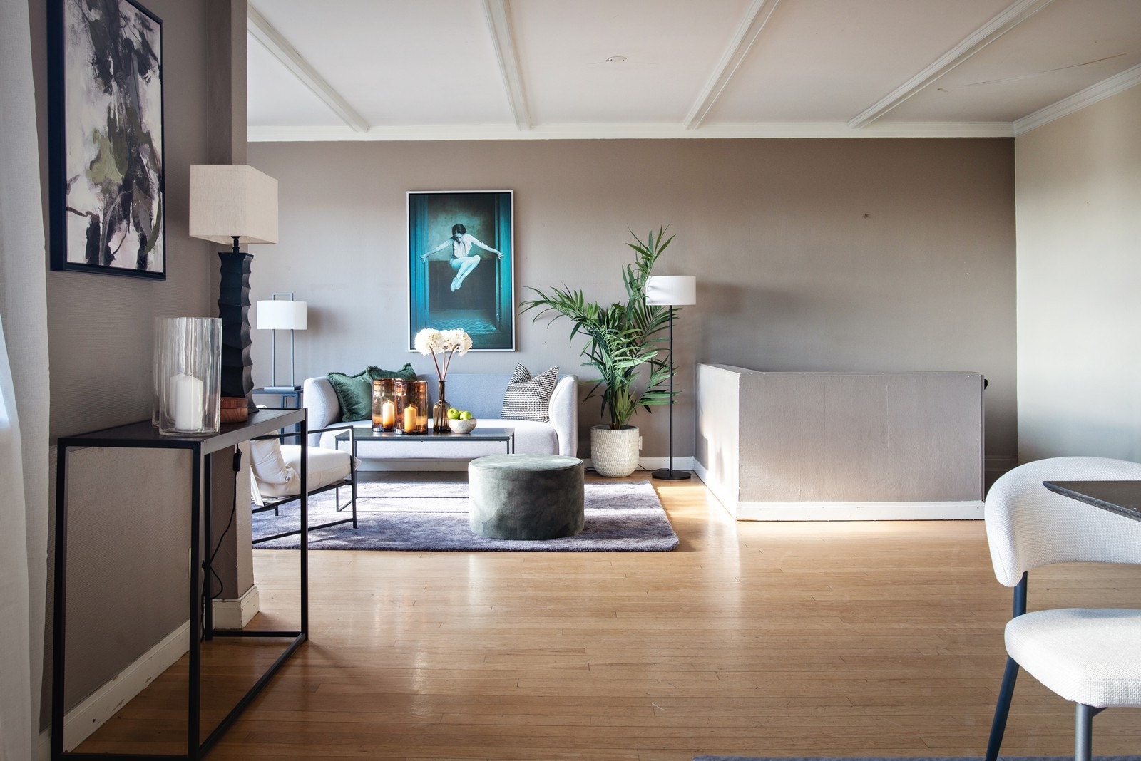 Stuen har 1-stavs heltregulv og malte veggflater Galleribilde