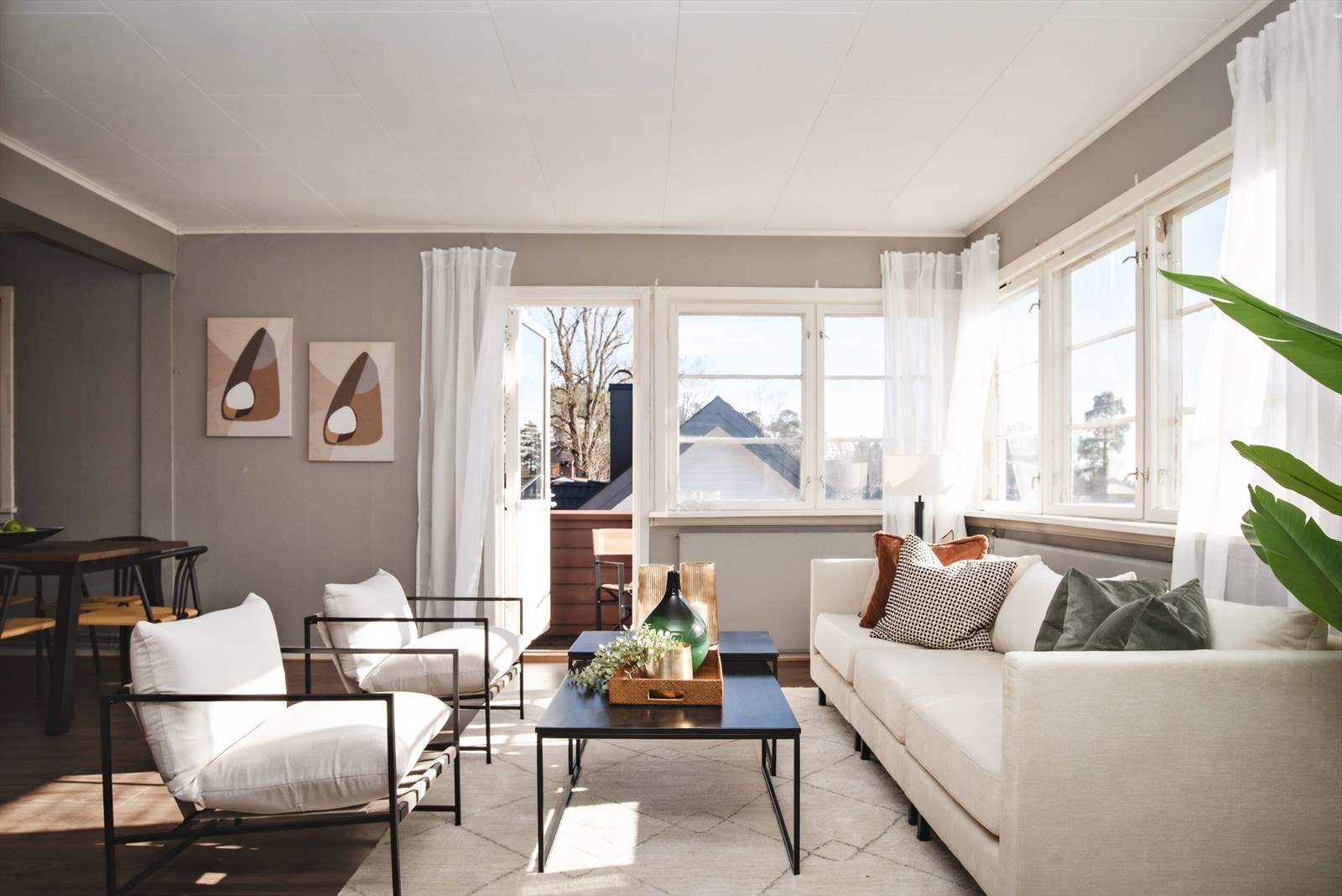 Hel tomannsbolig med solrik hage og garasje i attraktivt villaområde på Røa Galleribilde