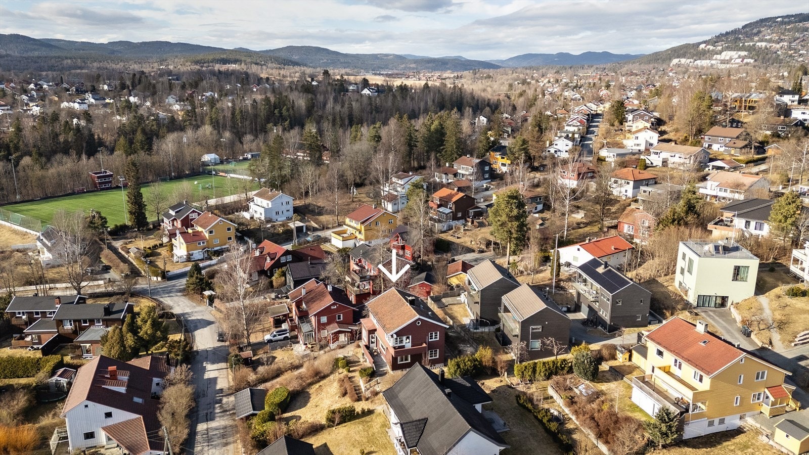 Det er kort vei til en rekke tur- og fritidsaktiviteter. Bl.a. ligger populære Røa idrettsplass ca. 250 meter unna Galleribilde