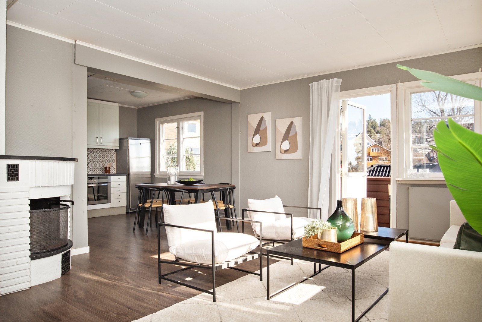 Stue i 2. etasje med peis og utgang til balkong Galleribilde