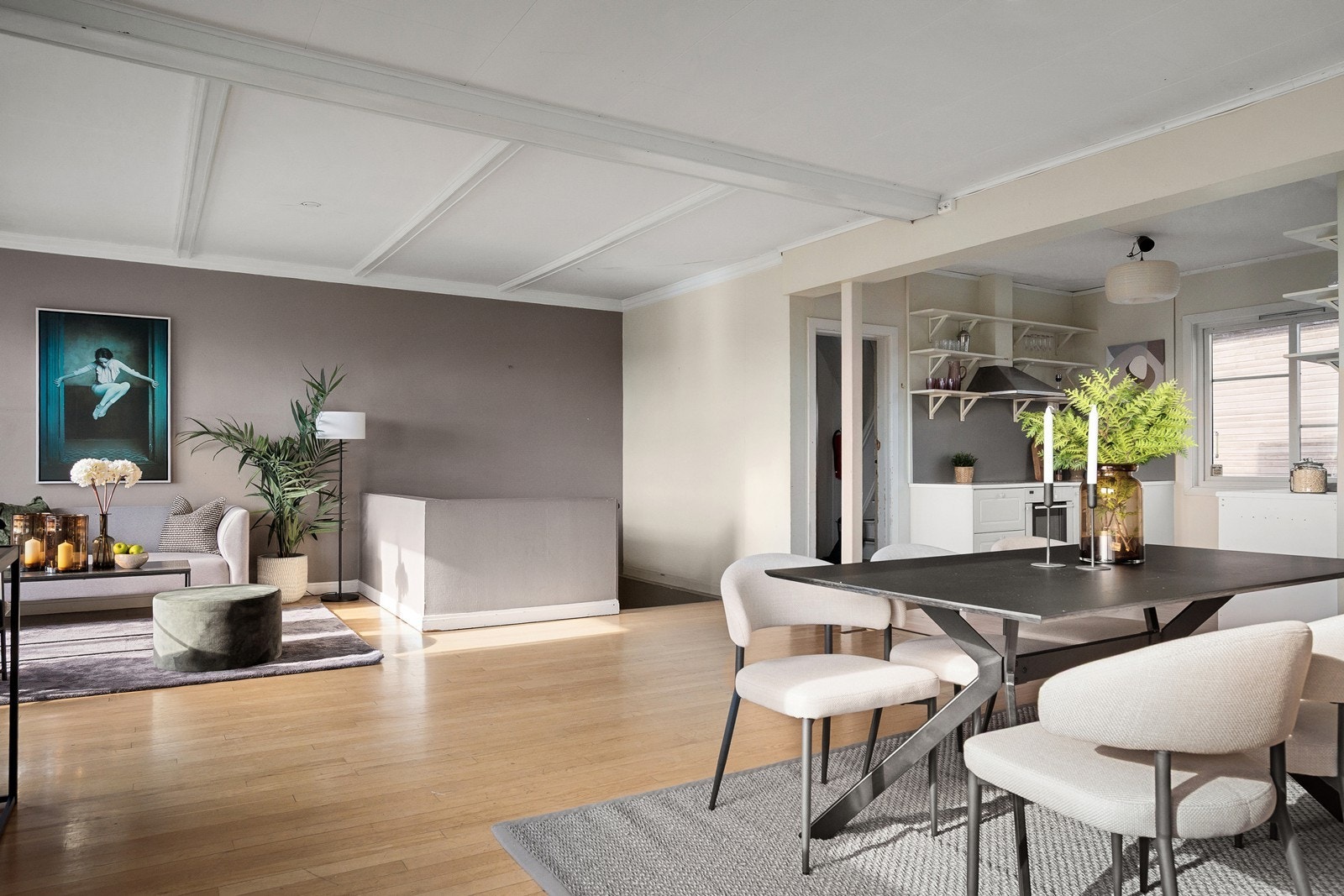 Stuen har gode møbleringsmuligheter for både sofagruppe og spisebord Galleribilde