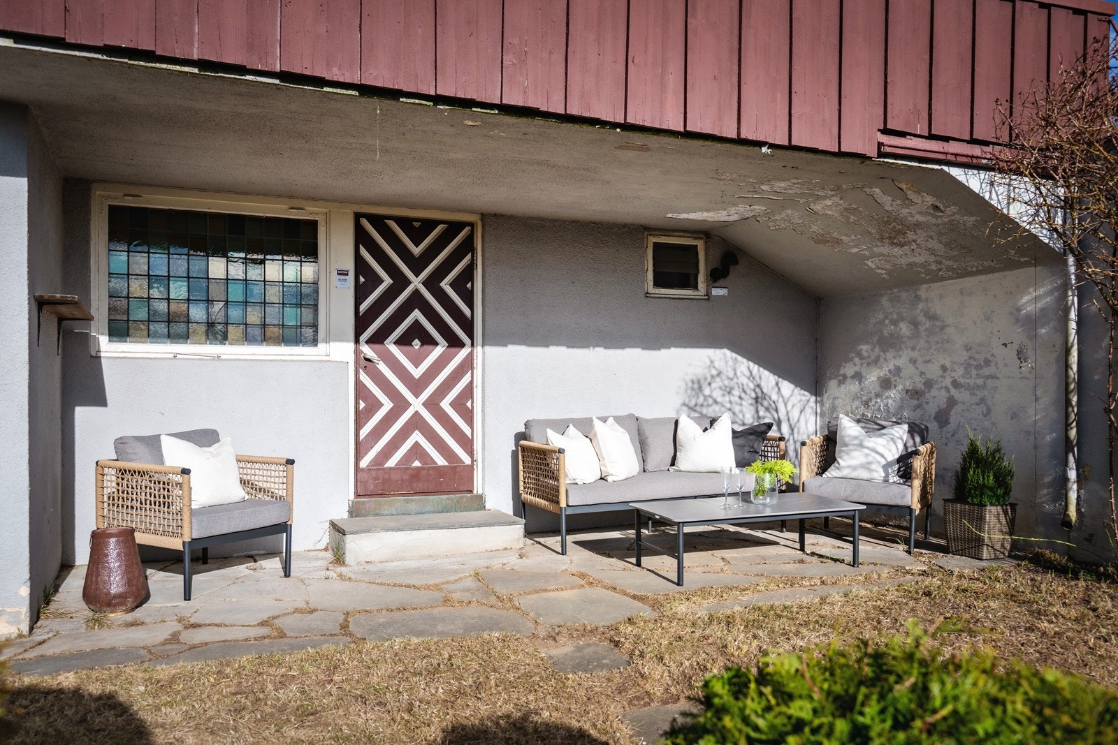 Lun og skjermet uteplass utenfor kjellerstuen Galleribilde